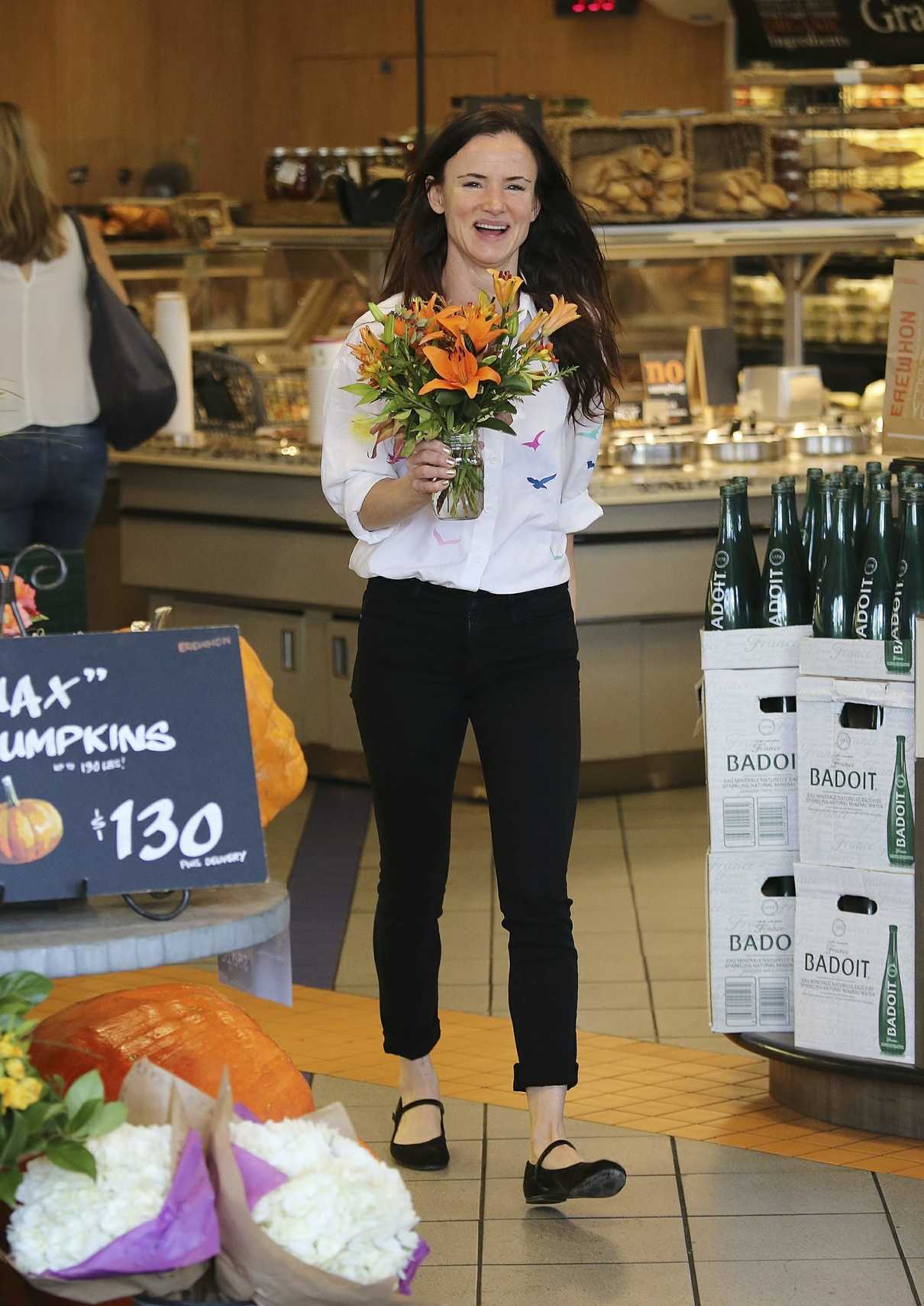 Juliette Lewis Buys the Flowers at Erewhon Market in West Hollywood 10/26/2016-2
