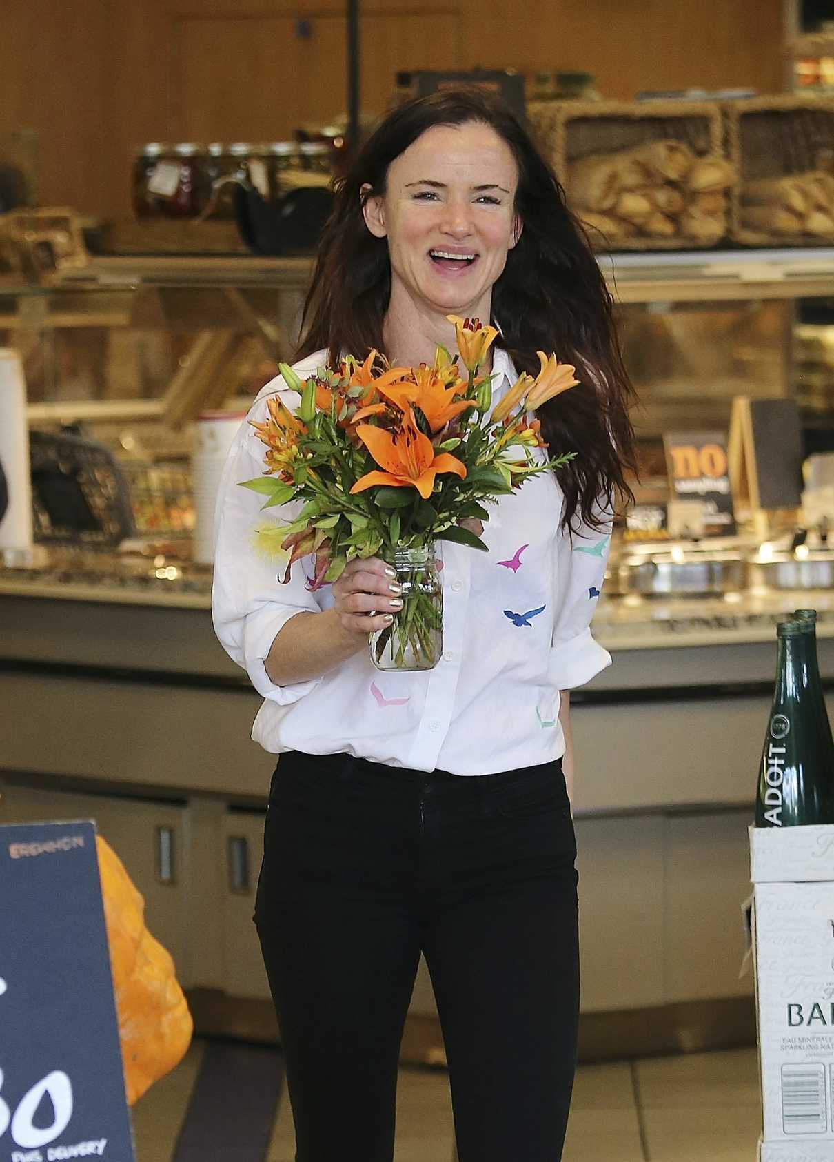 Juliette Lewis Buys the Flowers at Erewhon Market in West Hollywood 10/26/2016-5