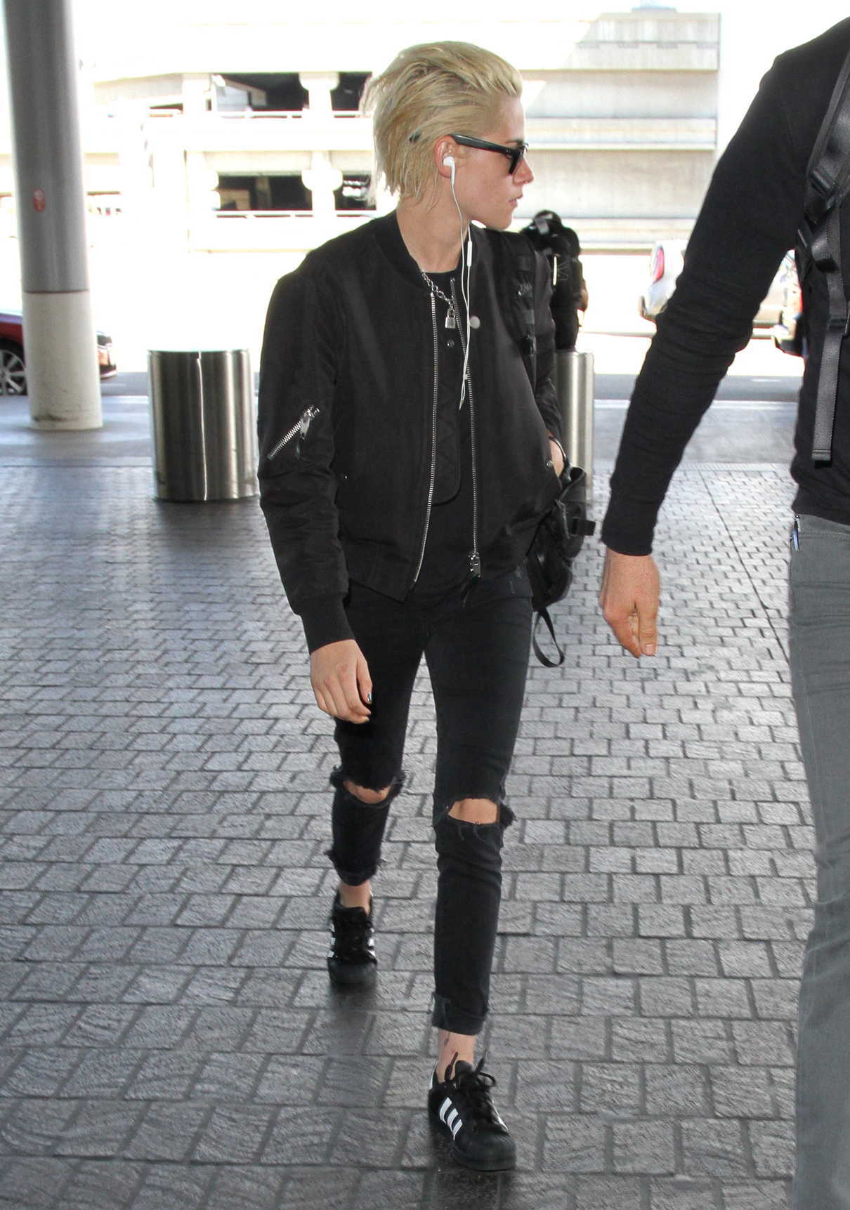 Kristen Stewart Was Seen at LAX Airport in Los Angeles 10/11/2016-2