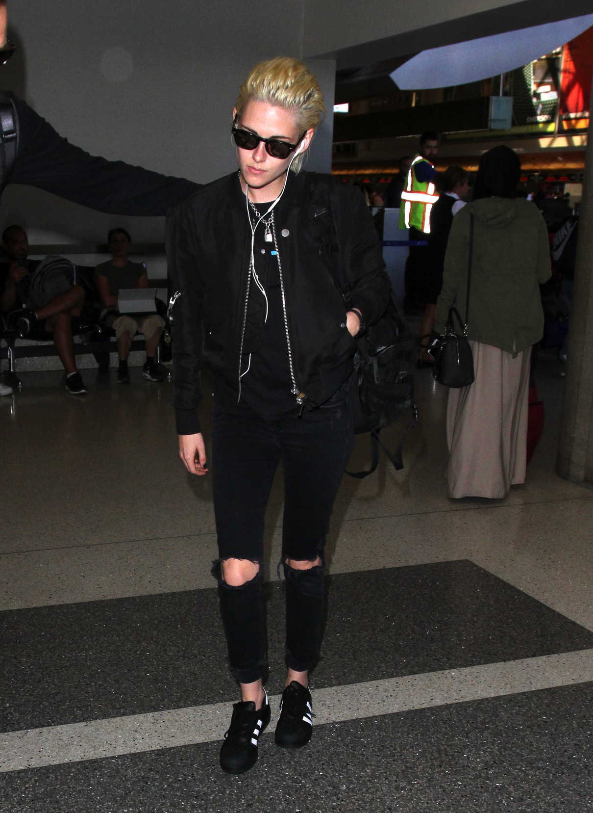 Kristen Stewart Was Seen at LAX Airport in Los Angeles 10/11/2016-4