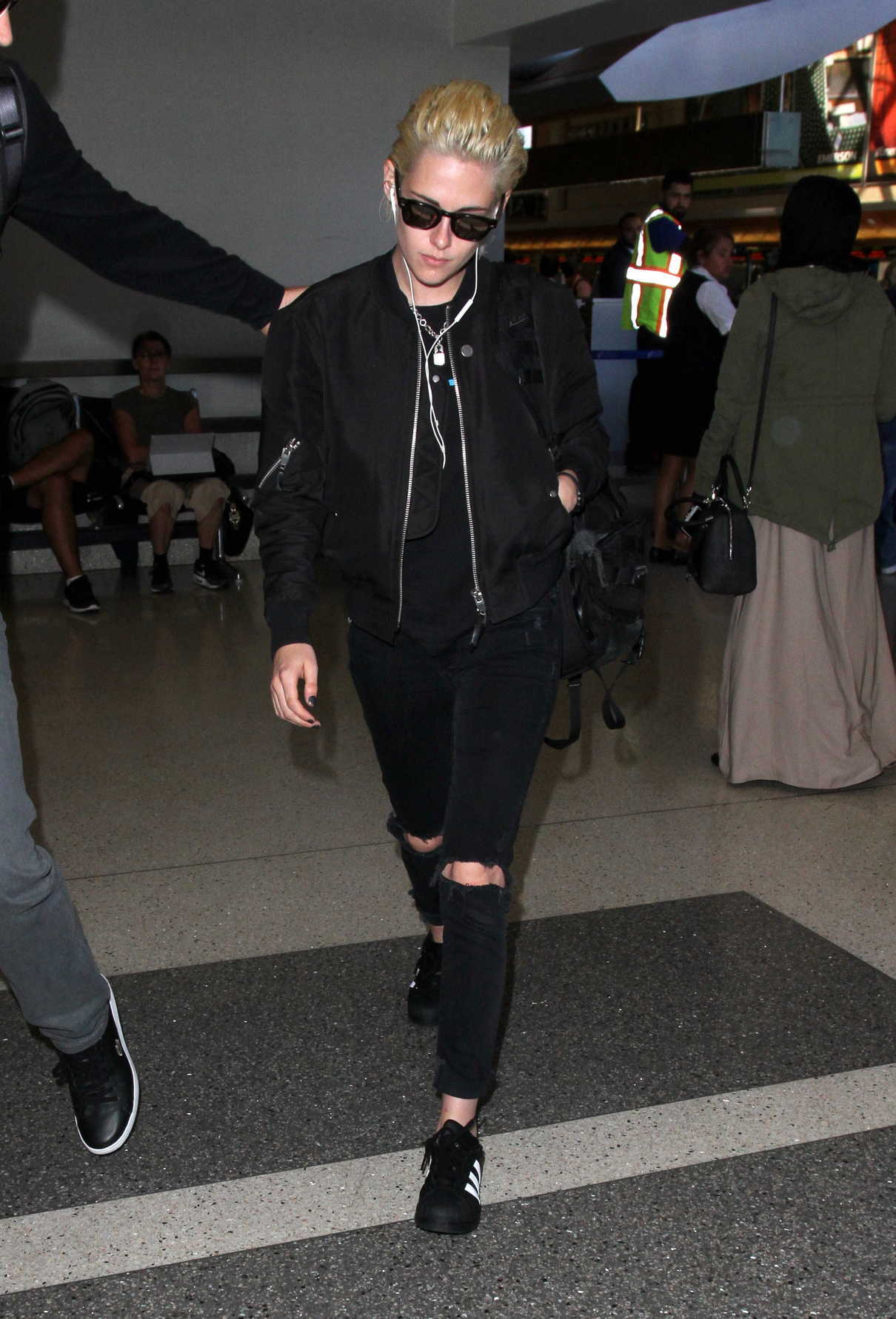 Kristen Stewart Was Seen at LAX Airport in Los Angeles 10/11/2016-5