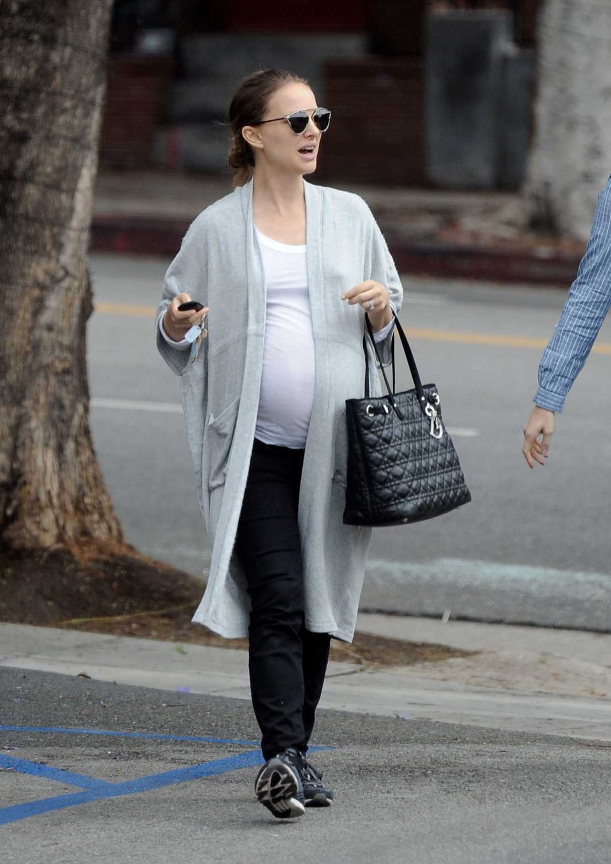Natalie Portman Goes Shopping Out in Los Angeles 10/24/2016-5