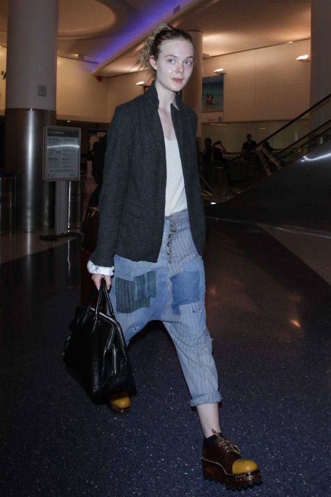 Elle Fanning Was Seen at LAX Airport in Los Angeles 11/04/2016-1