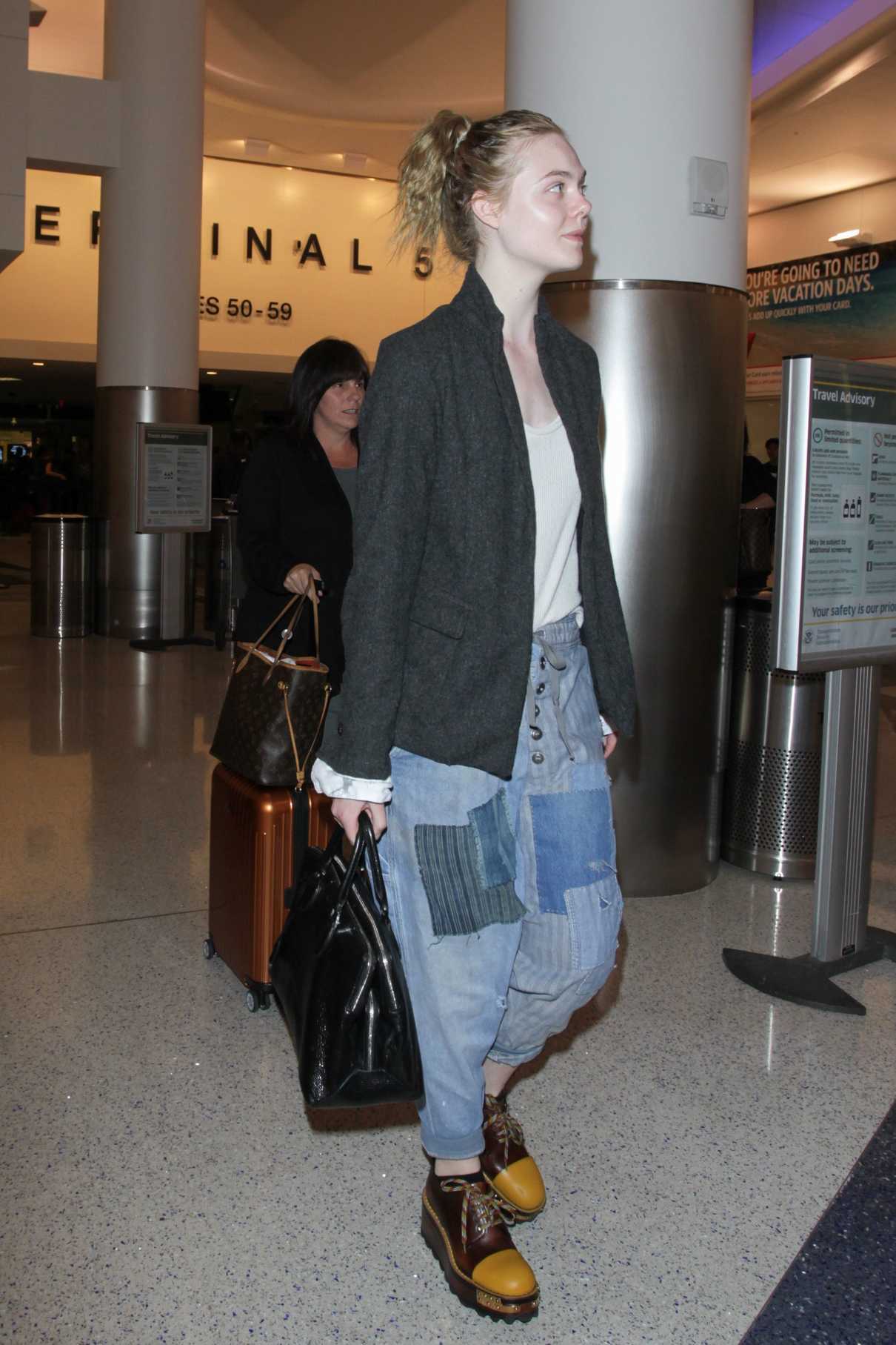 Elle Fanning Was Seen at LAX Airport in Los Angeles 11/04/2016-2