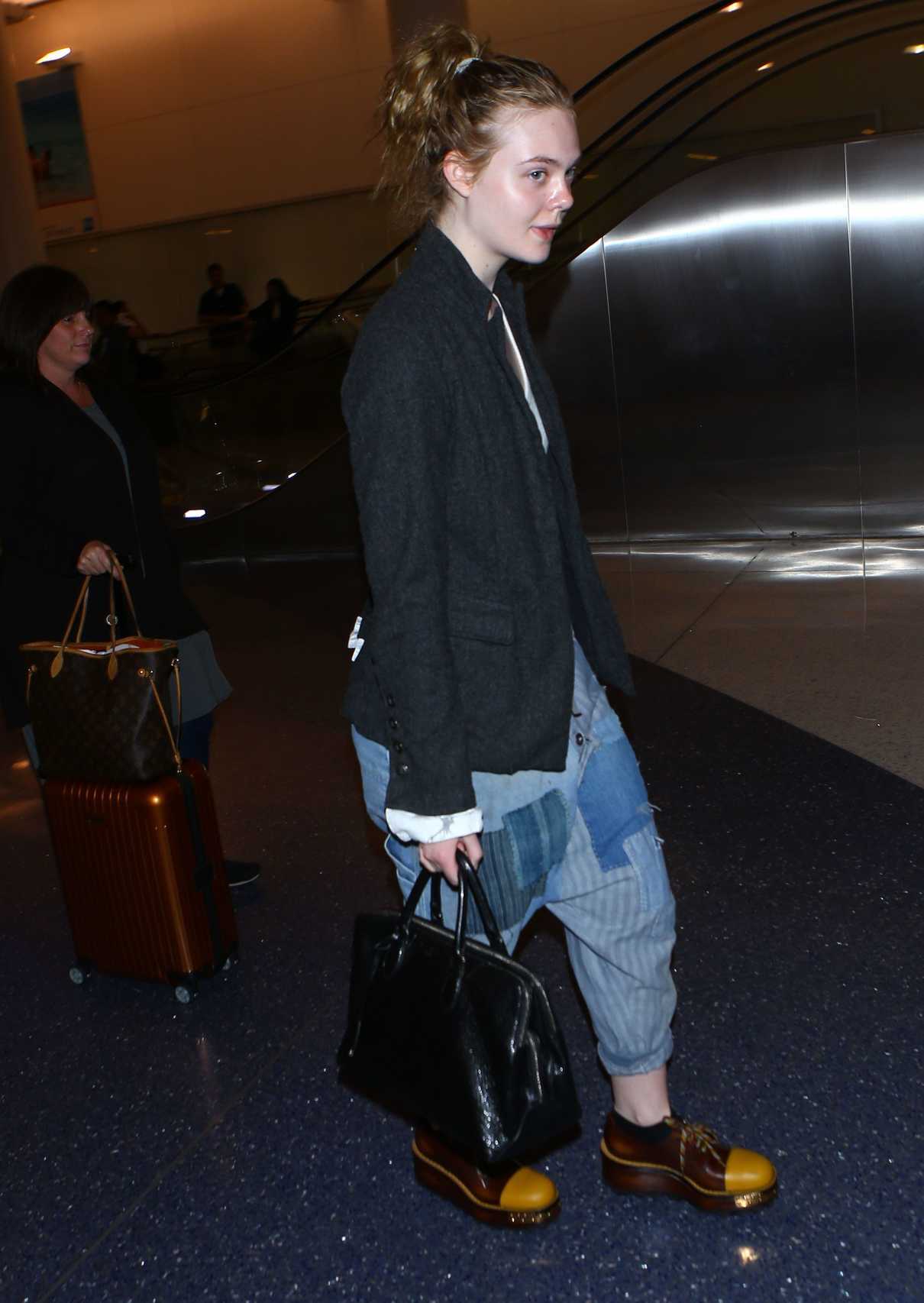 Elle Fanning Was Seen at LAX Airport in Los Angeles 11/04/2016-3