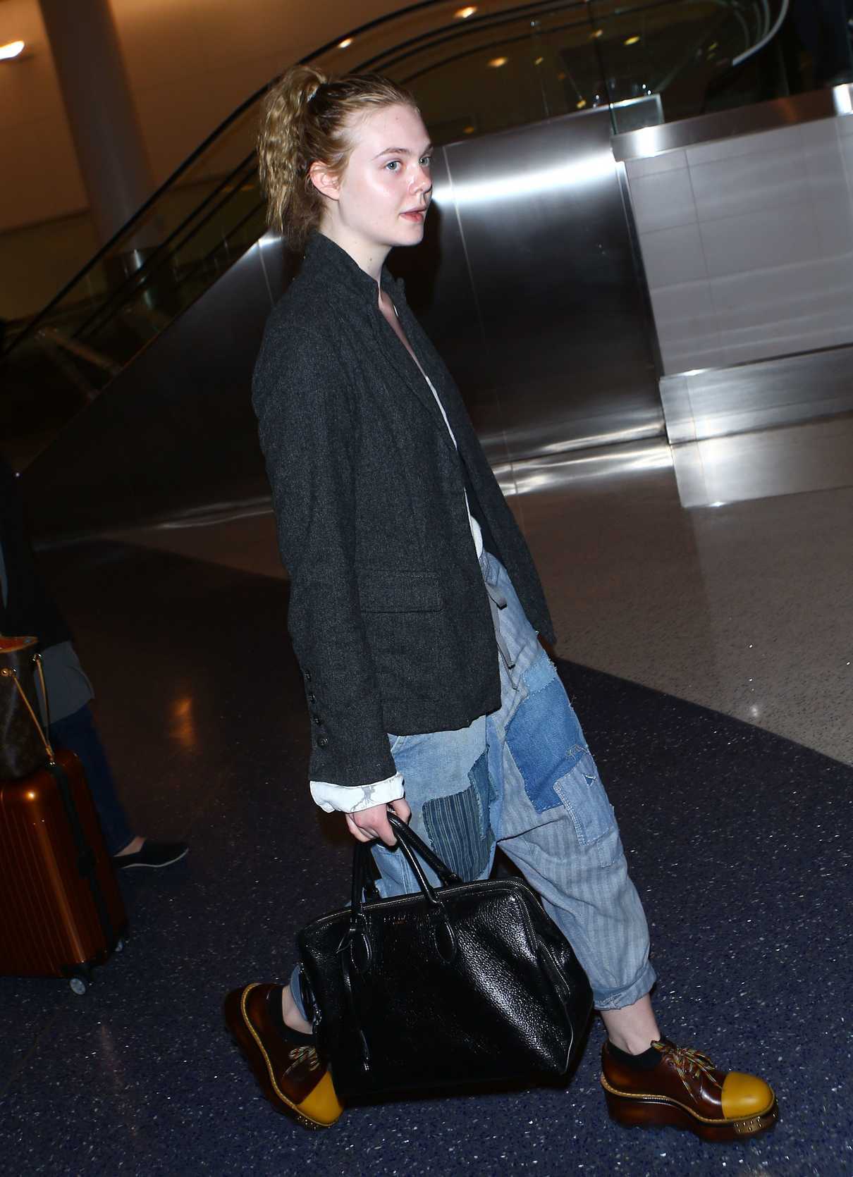Elle Fanning Was Seen at LAX Airport in Los Angeles 11/04/2016-4