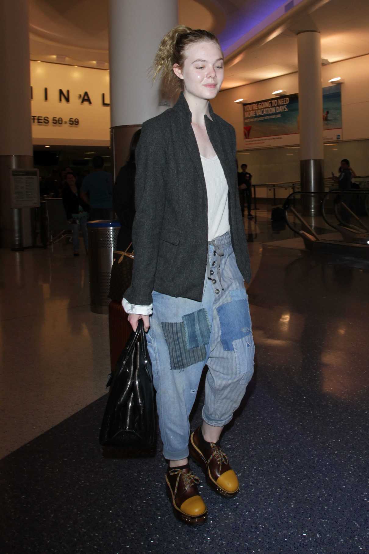 Elle Fanning Was Seen at LAX Airport in Los Angeles 11/04/2016-5