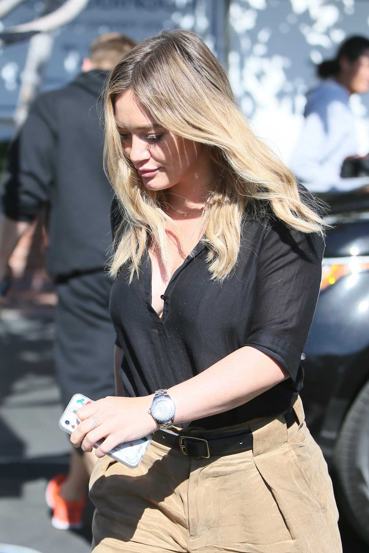 Hilary Duff Leaves a Fred Segal Cafe in Los Angeles 11/03/2016-5