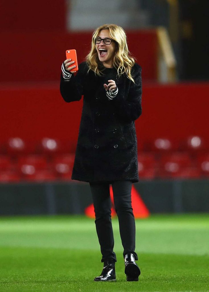 Julia Roberts on the Old Trafford Pitch After the Premier League Match in Manchester 11/27/2016-1