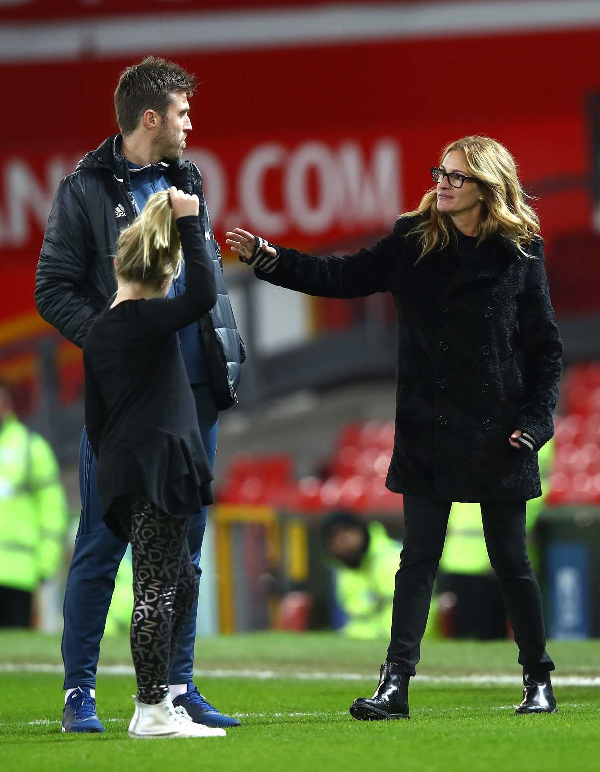 Julia Roberts on the Old Trafford Pitch After the Premier League Match in Manchester 11/27/2016-2