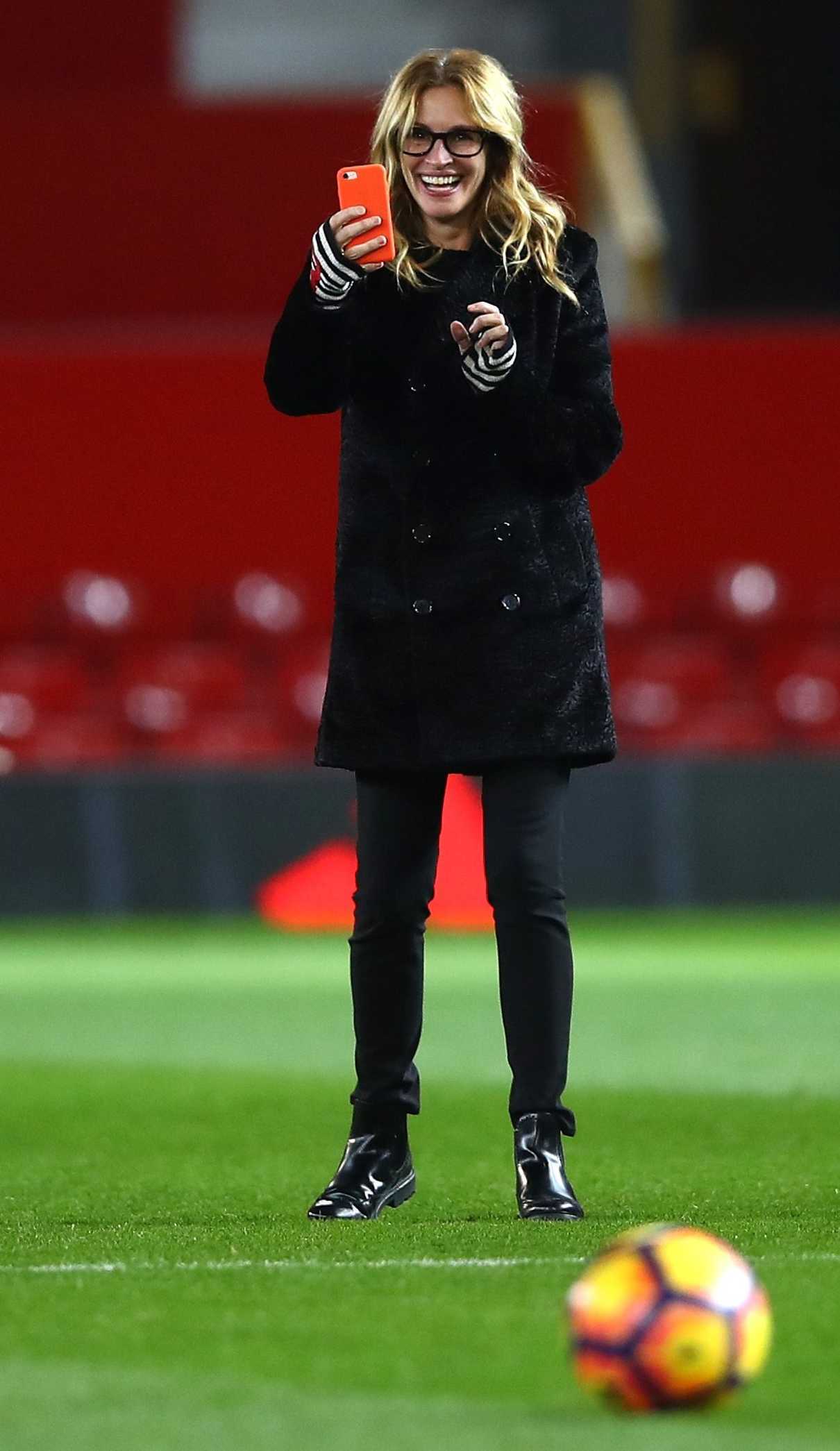 Julia Roberts on the Old Trafford Pitch After the Premier League Match in Manchester 11/27/2016-3