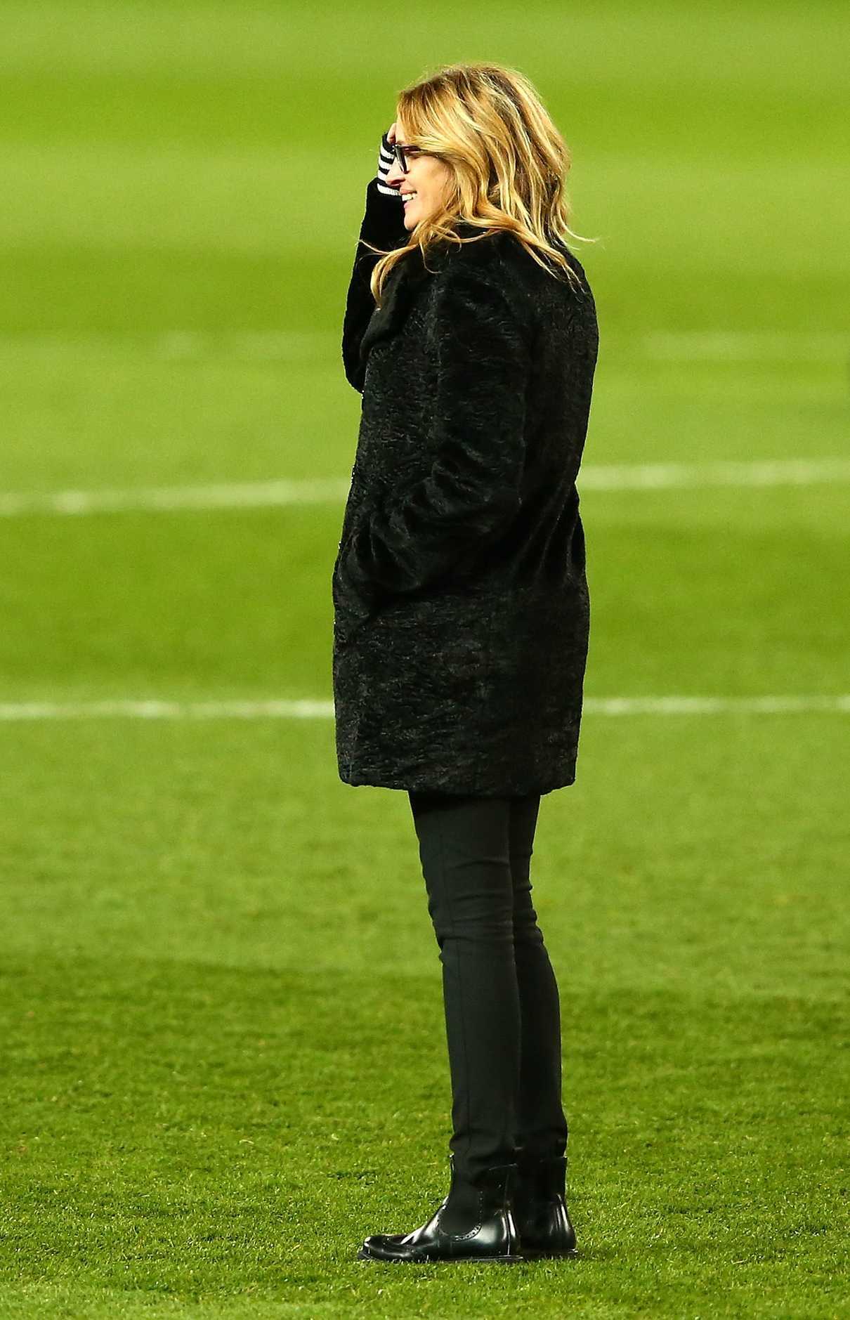 Julia Roberts on the Old Trafford Pitch After the Premier League Match in Manchester 11/27/2016-4