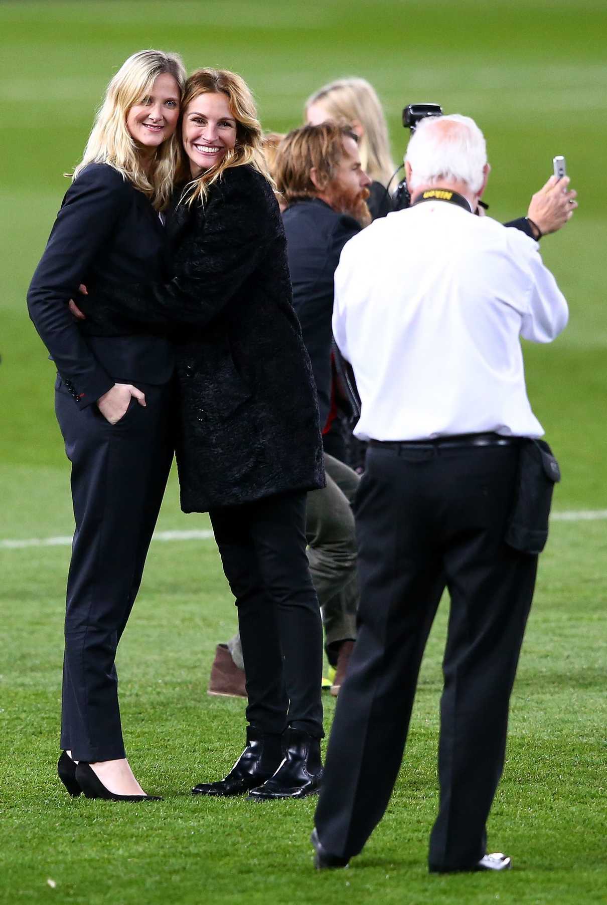 Julia Roberts on the Old Trafford Pitch After the Premier League Match in Manchester 11/27/2016-5