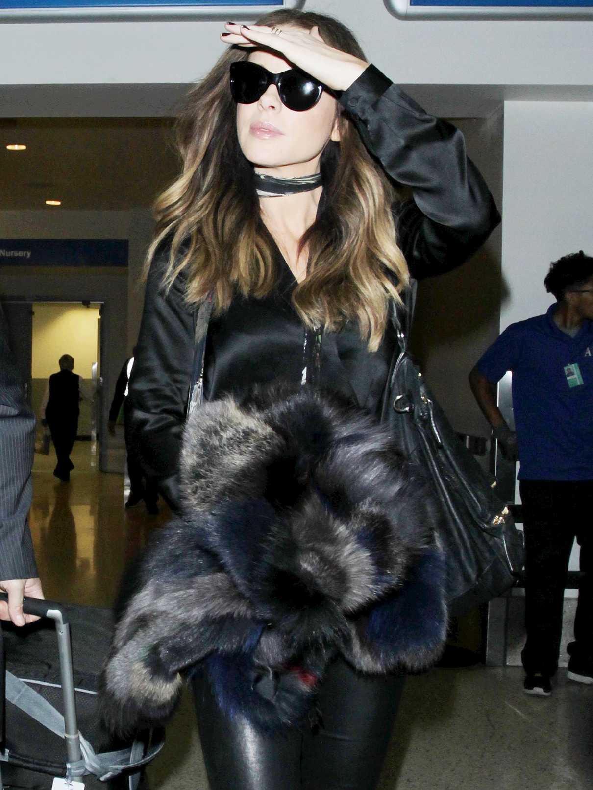 Kate Beckinsale Arrives at LAX Airport in Los Angeles 11/23/2016-4