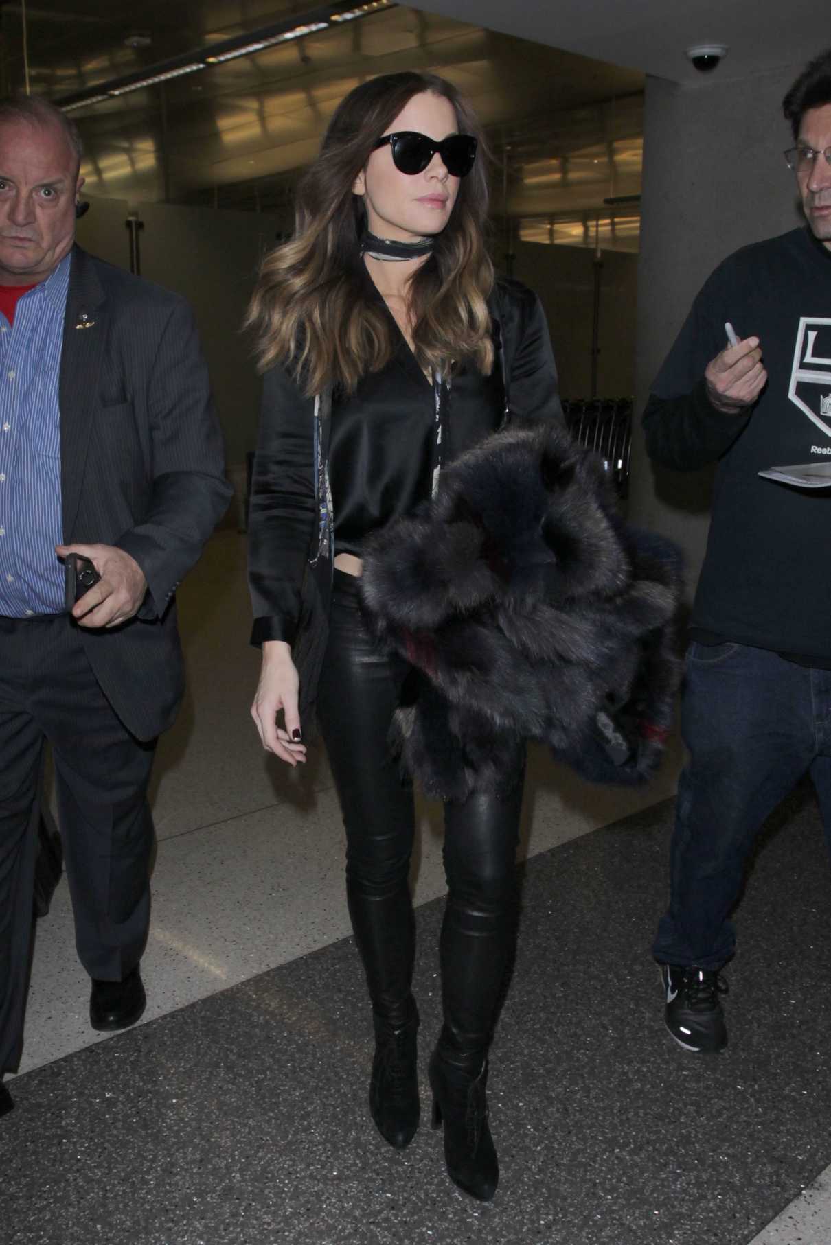 Kate Beckinsale Arrives at LAX Airport in Los Angeles 11/23/2016-5