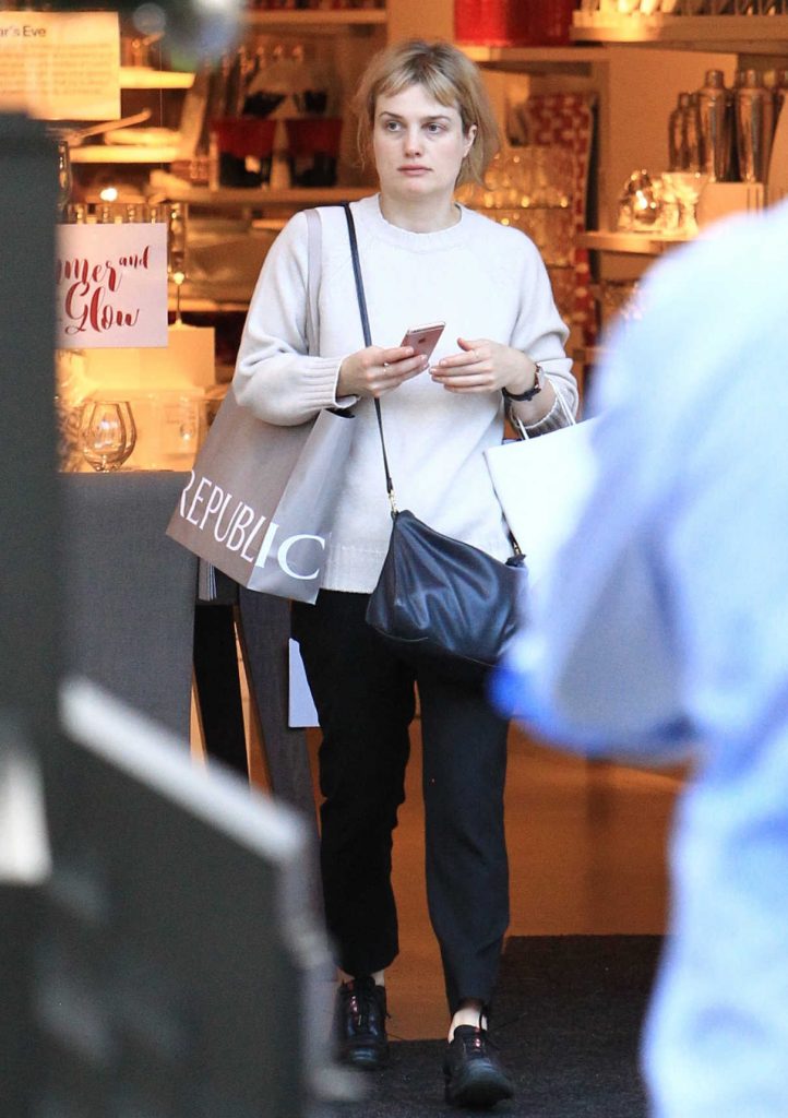 Alison Sudol Goes Shopping at the Grove in Los Angeles 12/22/2016-1