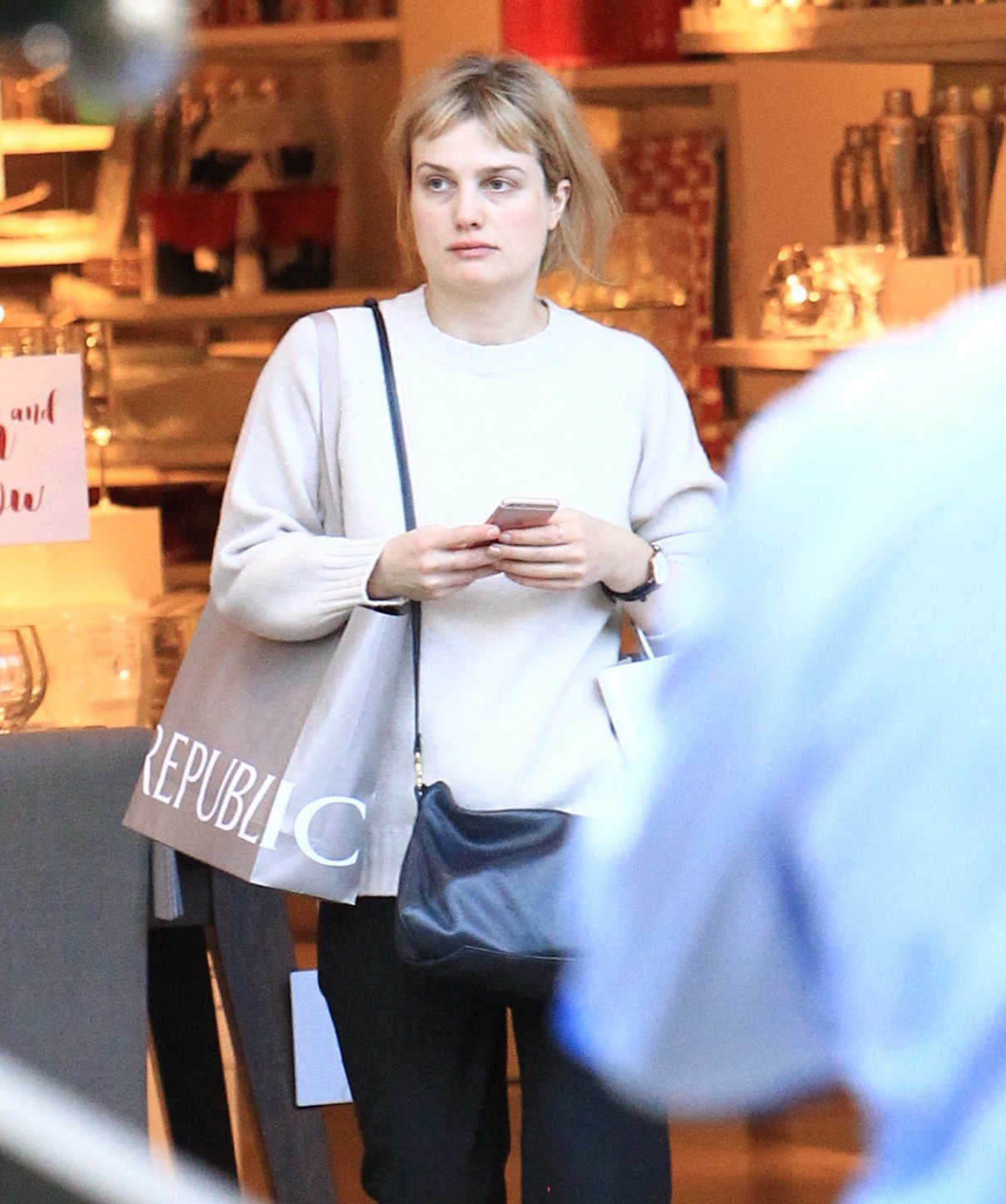 Alison Sudol Goes Shopping at the Grove in Los Angeles 12/22/2016-2