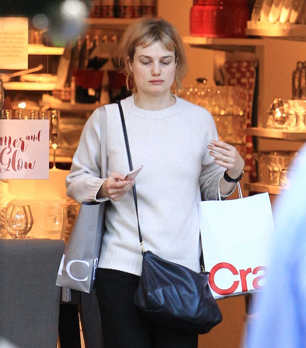 Alison Sudol Goes Shopping at the Grove in Los Angeles 12/22/2016-3