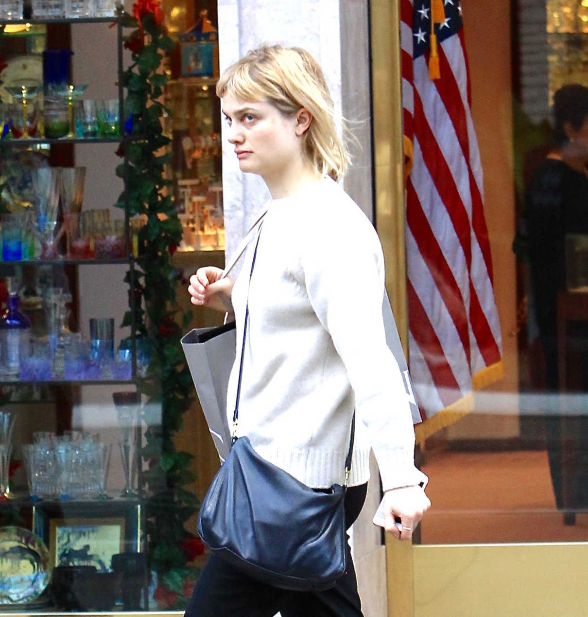Alison Sudol Goes Shopping at the Grove in Los Angeles 12/22/2016-4