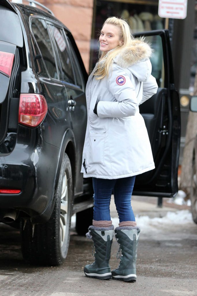 Elle Evans Was Seen Out in Aspen, Colorado 12/22/2016-1