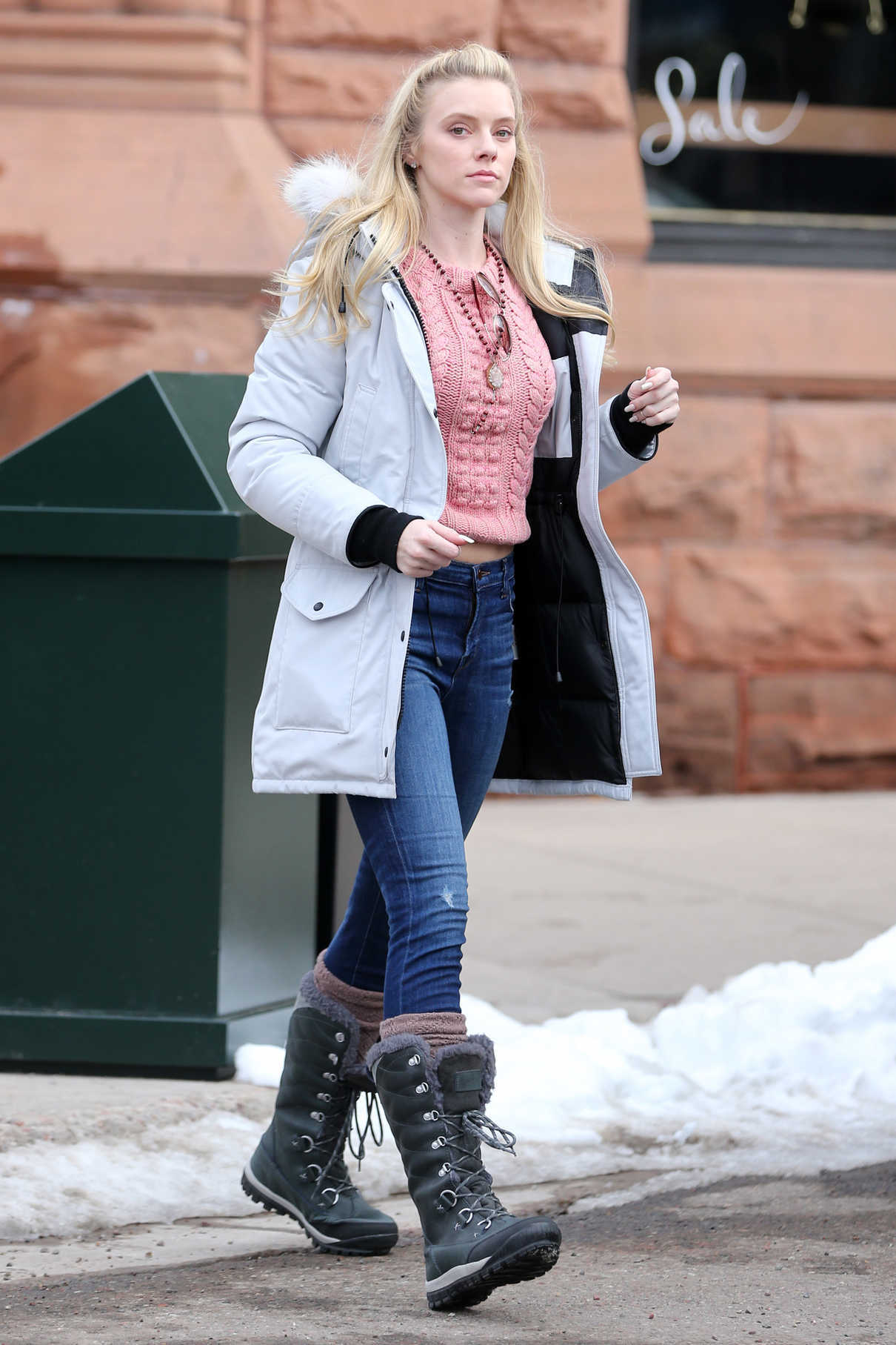 Elle Evans Was Seen Out in Aspen, Colorado 12/22/2016-2