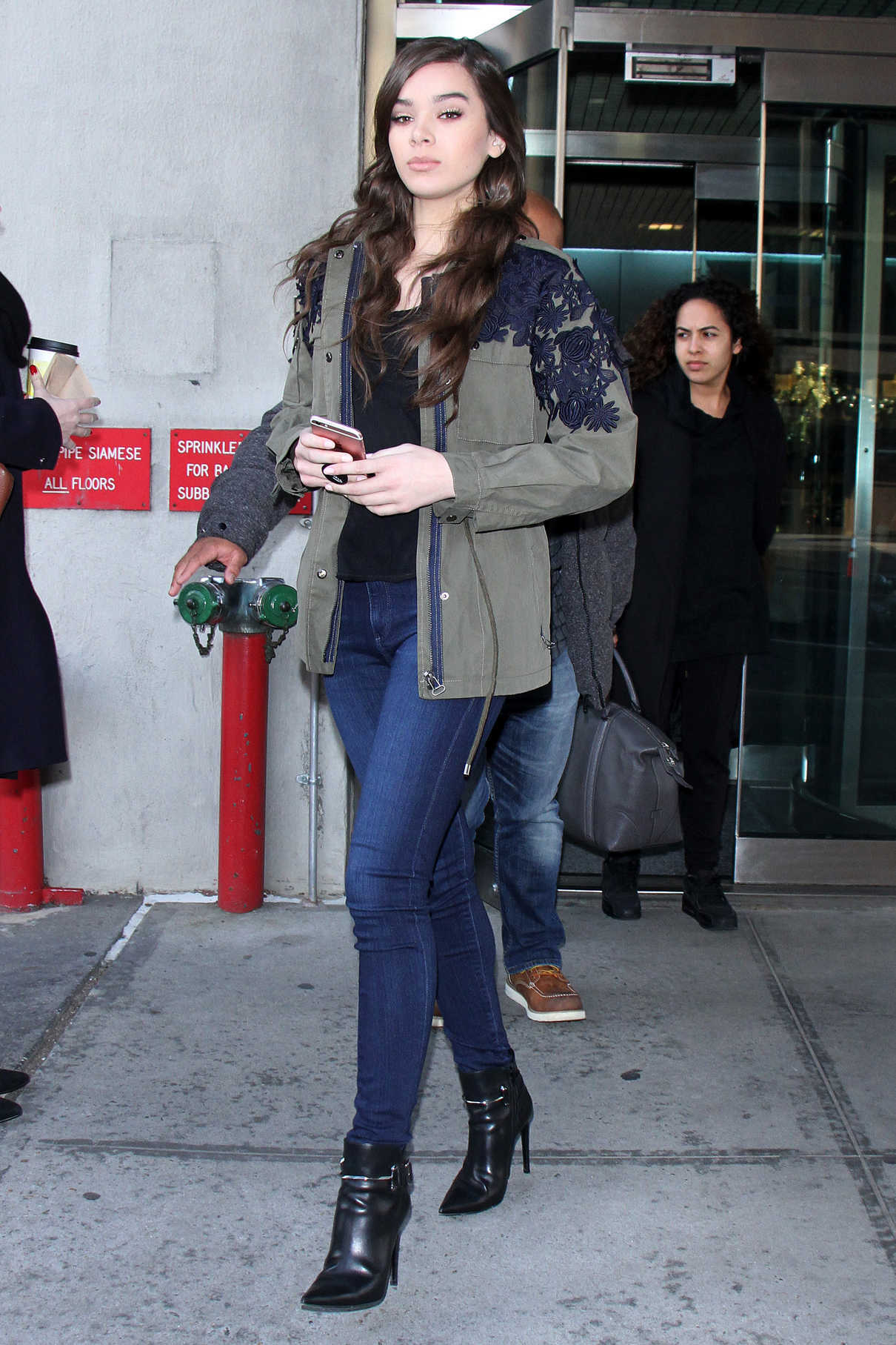 Hailee Steinfeld Was Seen Out in New York City 12/13/2016-2