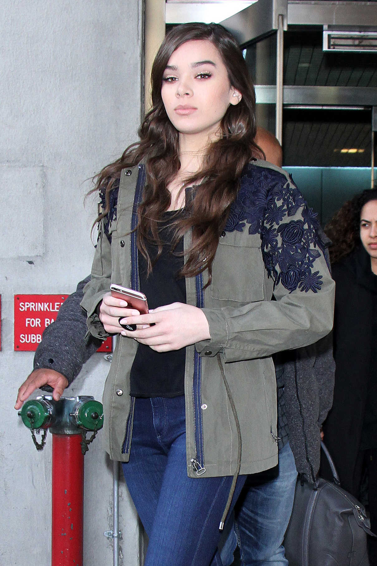 Hailee Steinfeld Was Seen Out in New York City 12/13/2016-4