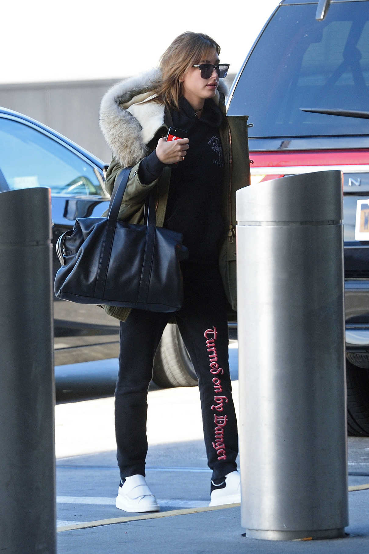 Hailey Baldwin Arrives at JFK Airport in New York 12/19/2016-2