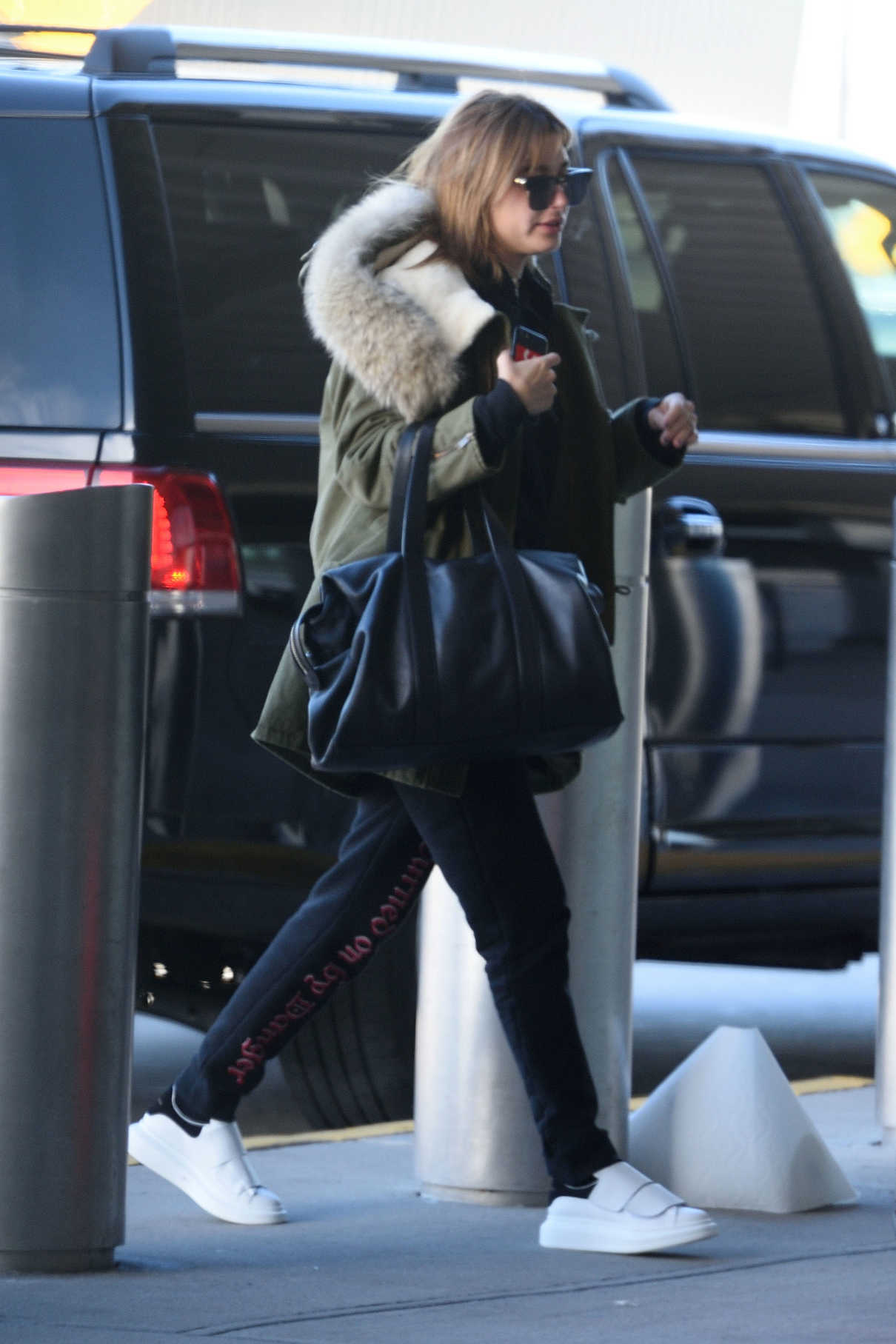 Hailey Baldwin Arrives at JFK Airport in New York 12/19/2016-3
