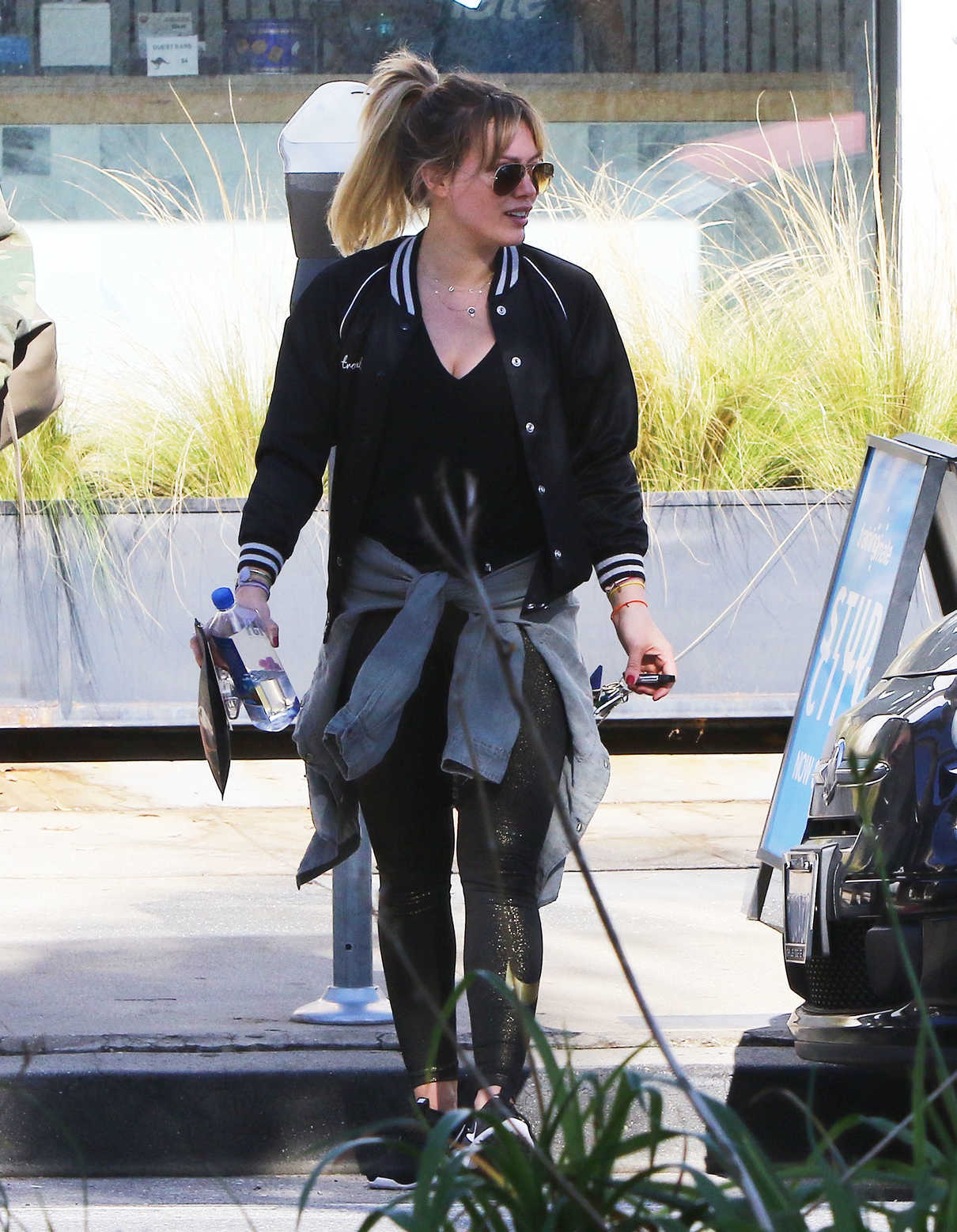 Hilary Duff Stops by a Gym in Studio City 12/28/2016-3