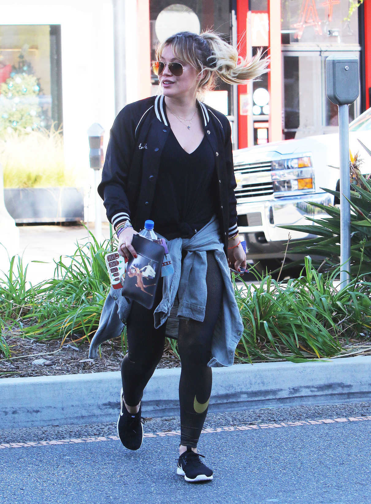 Hilary Duff Stops by a Gym in Studio City 12/28/2016-4