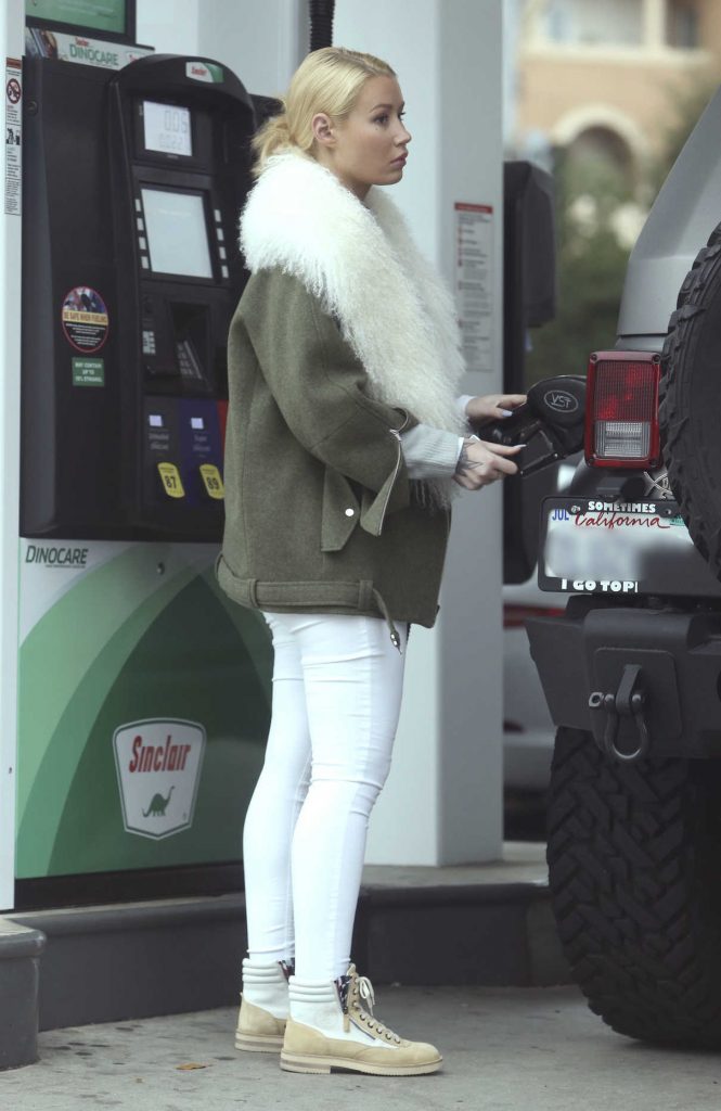 Iggy Azalea Was Spotted at a Gas Station in Calabasas 12/10/2016-1