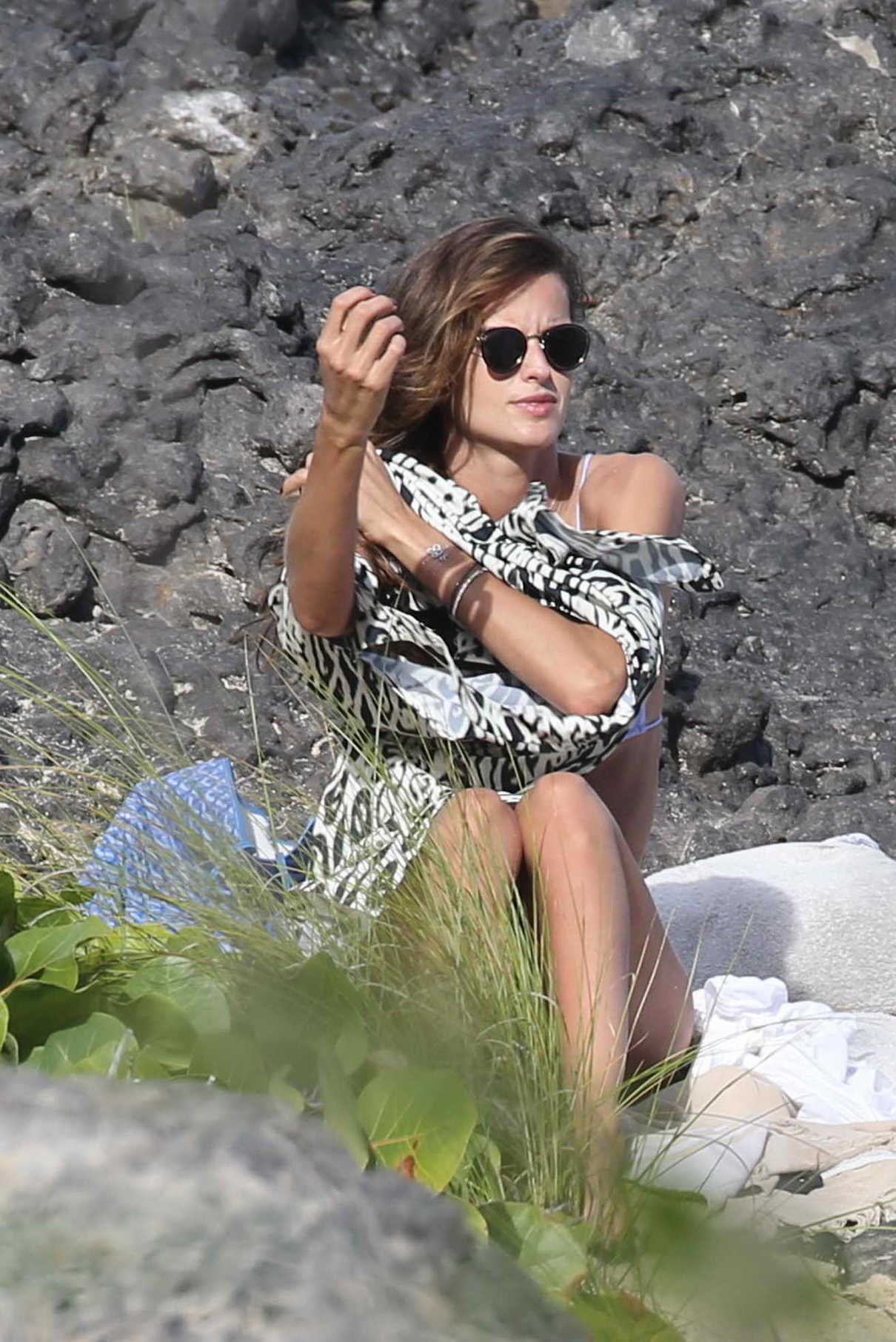 Izabel Goulart Was Seen in St Barth Island 12/28/2016-4