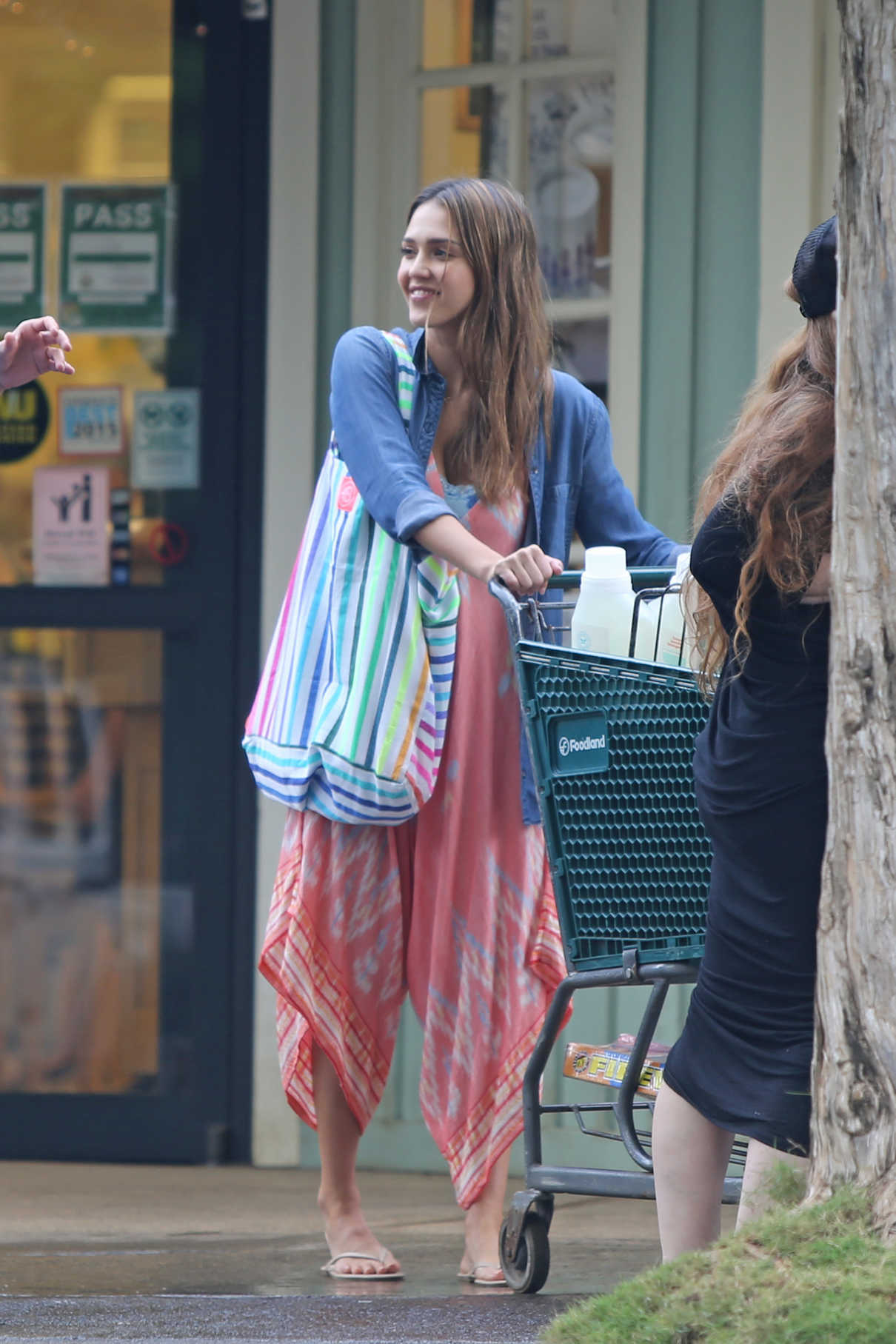 Jessica Alba Goes Shopping Out in Hawaii 12/29/2016-4