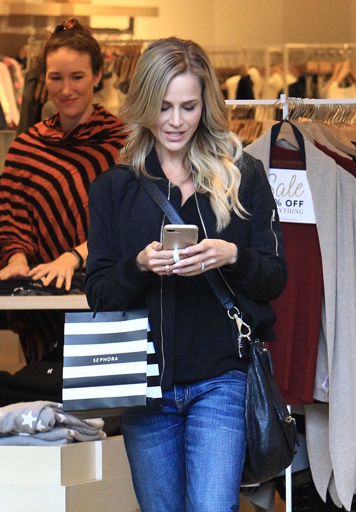 Julie Benz Goes Shopping in Beverly Hills 12/09/2016-5