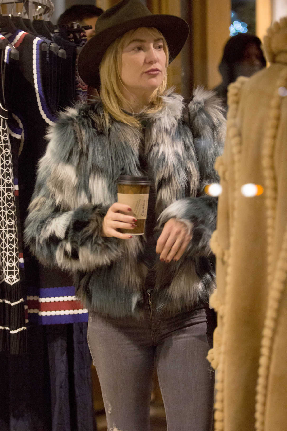Kate Hudson Goes Shopping in Aspen 12/27/2016-4