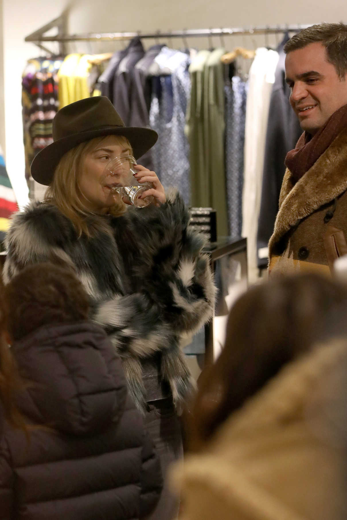 Kate Hudson Goes Shopping in Aspen 12/27/2016-5