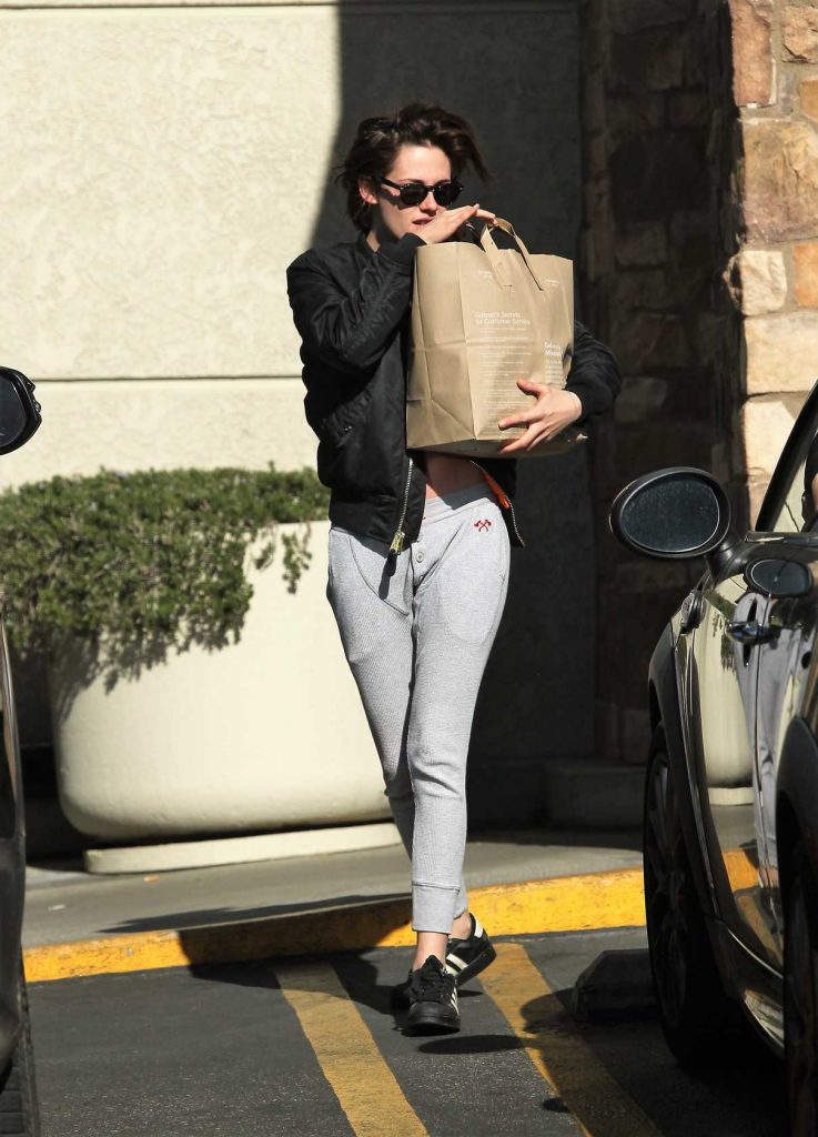 Kristen Stewart Goes Shopping at Gelsons in Los Feliz 12/27/2016-1