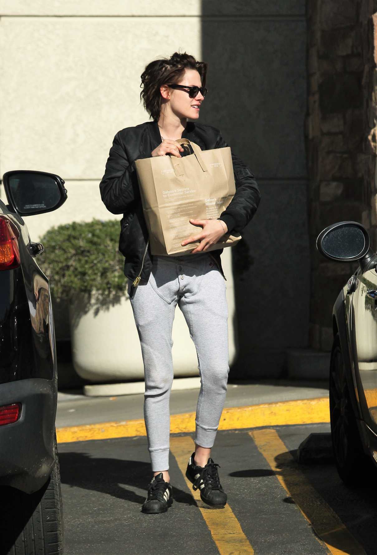 Kristen Stewart Goes Shopping at Gelsons in Los Feliz 12/27/2016-3