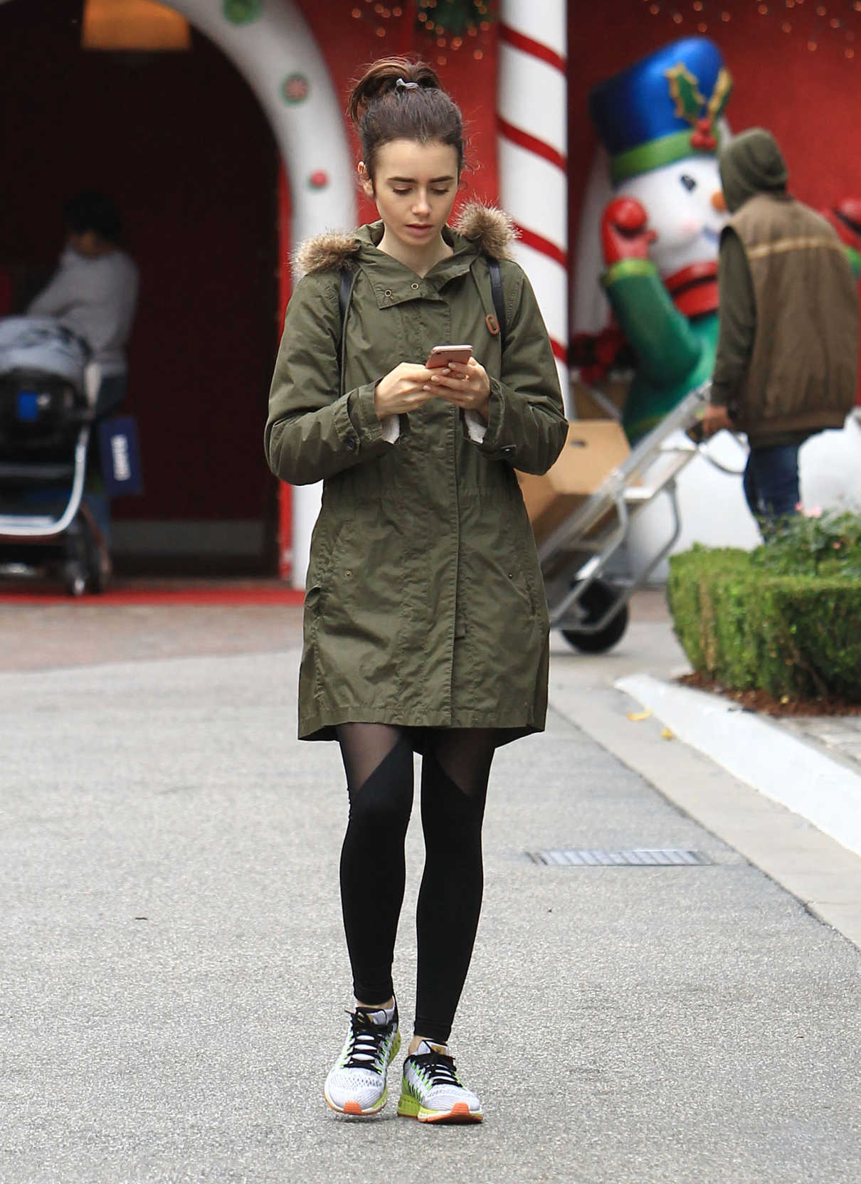 Lily Collins Does Some Christmas Shopping at the Grove in Los Angeles 12/09/2016-2