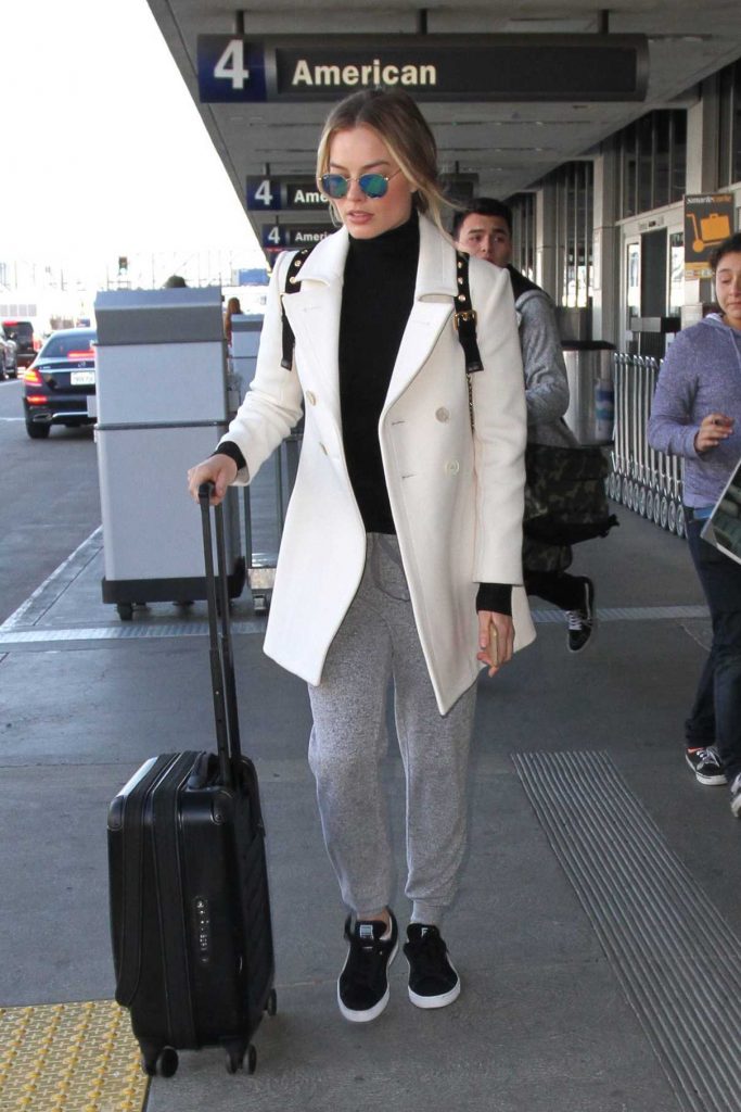 Margot Robbie Was Seen at LAX Airport in LA 12/01/2016-1