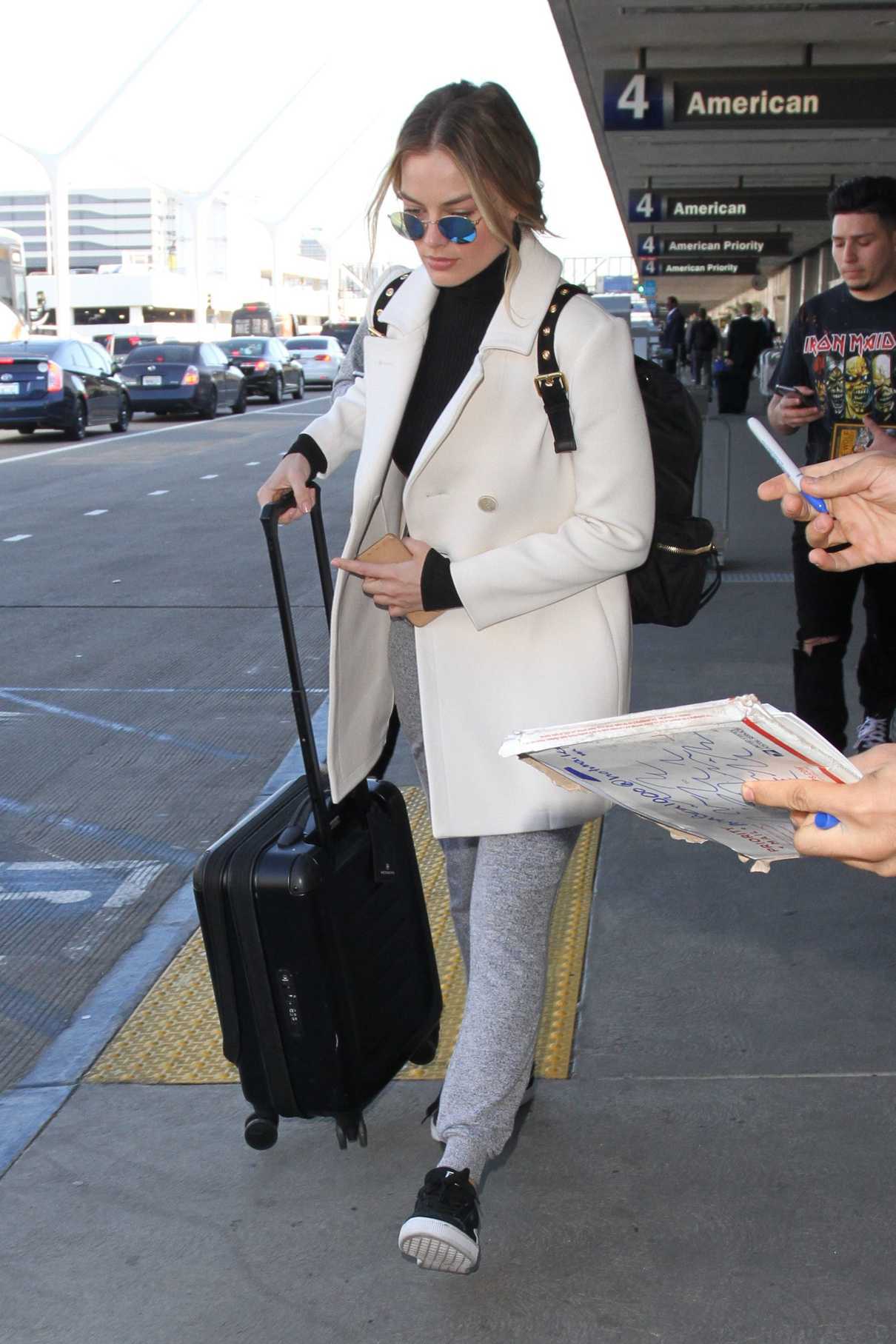 Margot Robbie Was Seen at LAX Airport in LA 12/01/2016-2