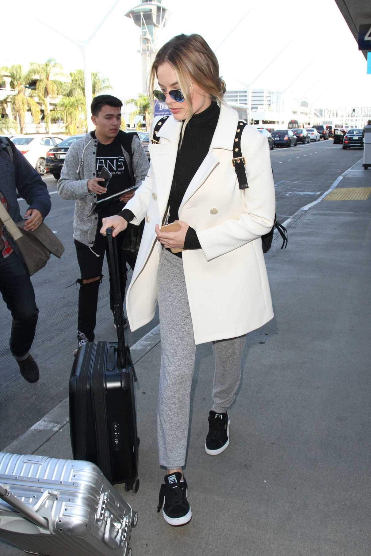 Margot Robbie Was Seen at LAX Airport in LA 12/01/2016-3