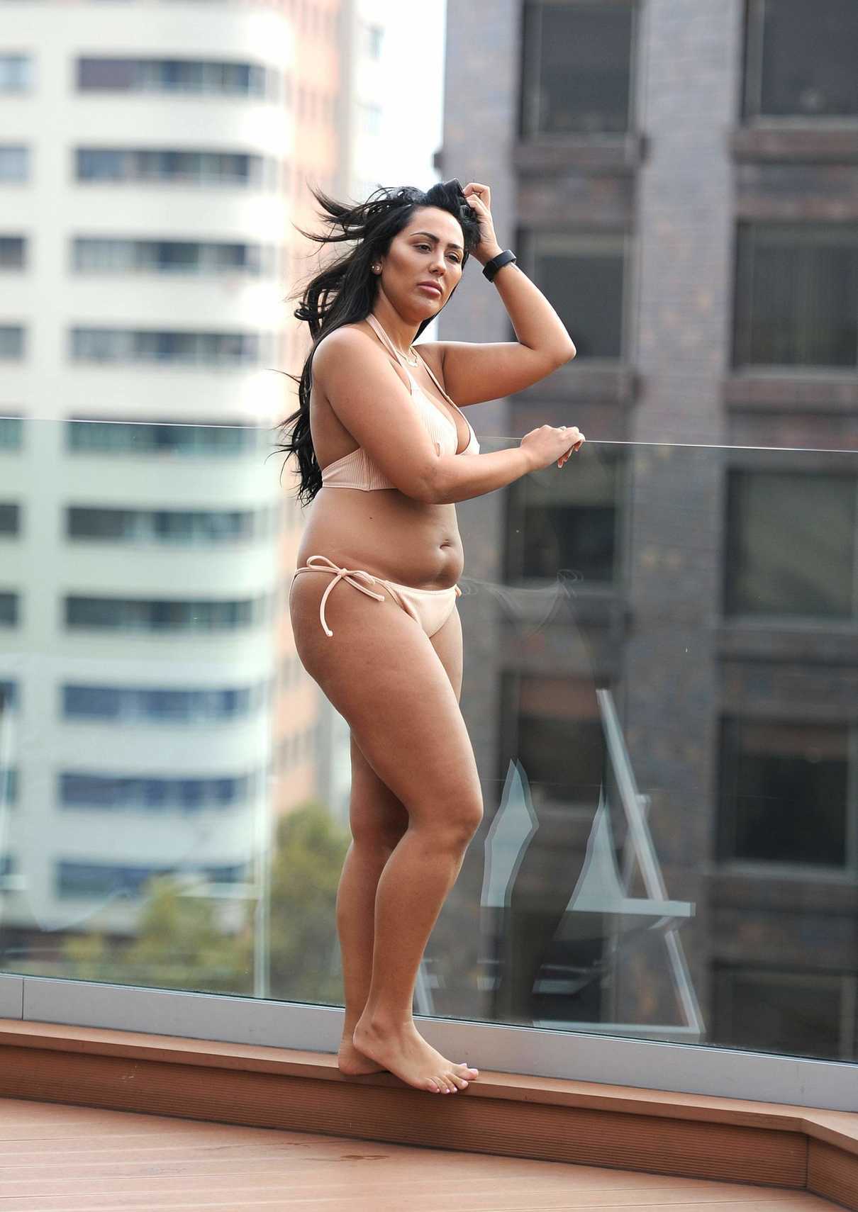 Sophie Kasaei in Bikini by the Pool in Dubai 12/17/2016-3