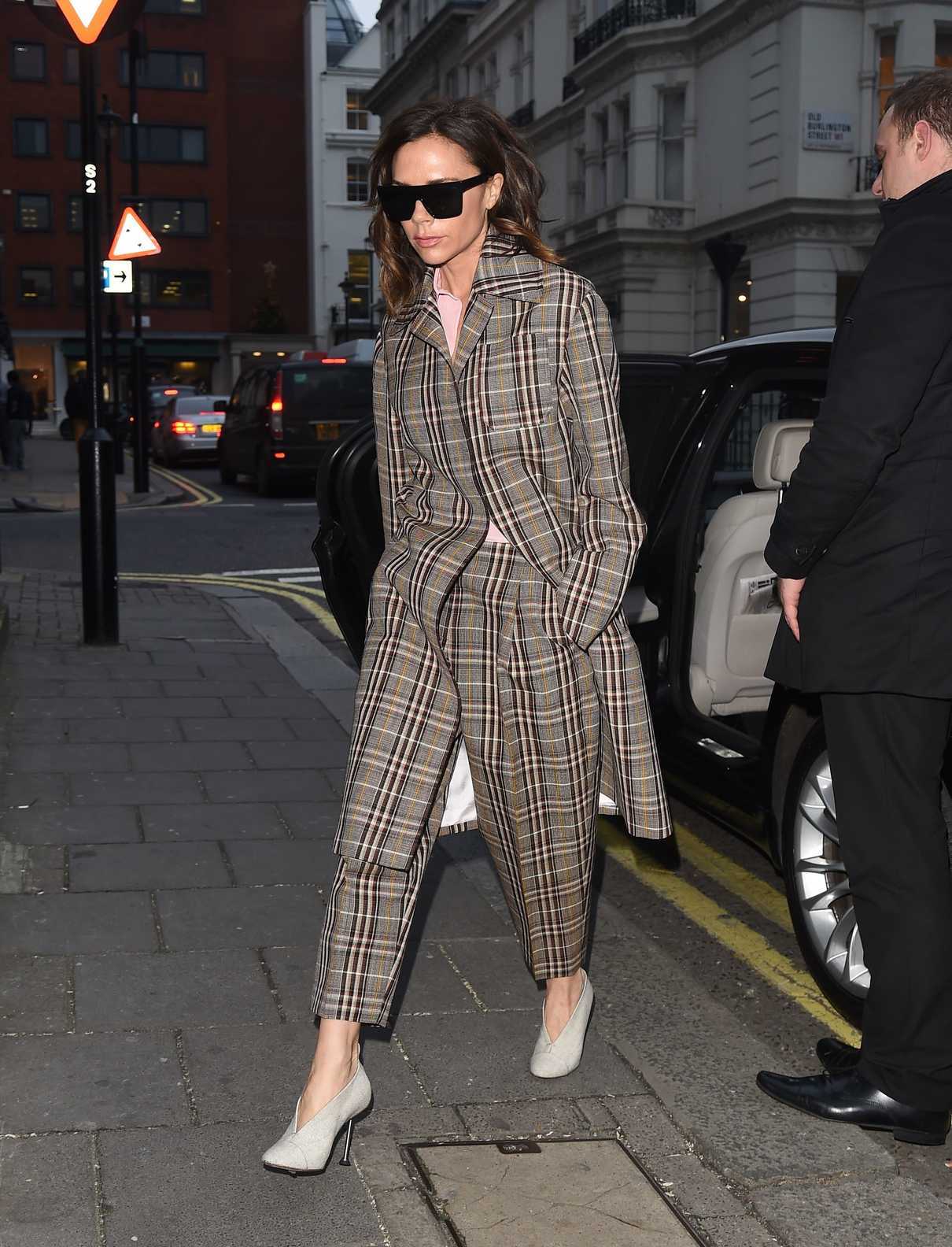 Victoria Beckham Goes Shopping Out in London 12/16/2016-2