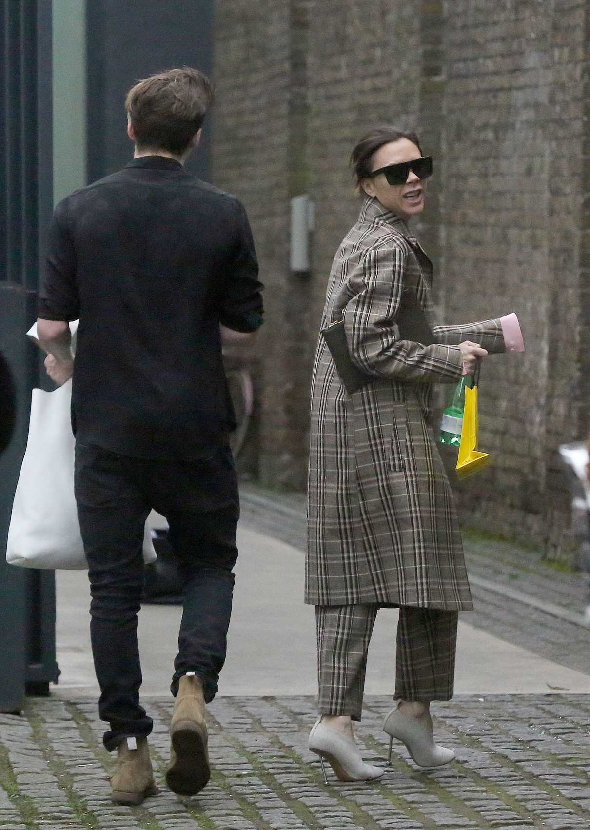 Victoria Beckham Goes Shopping Out in London 12/16/2016-3