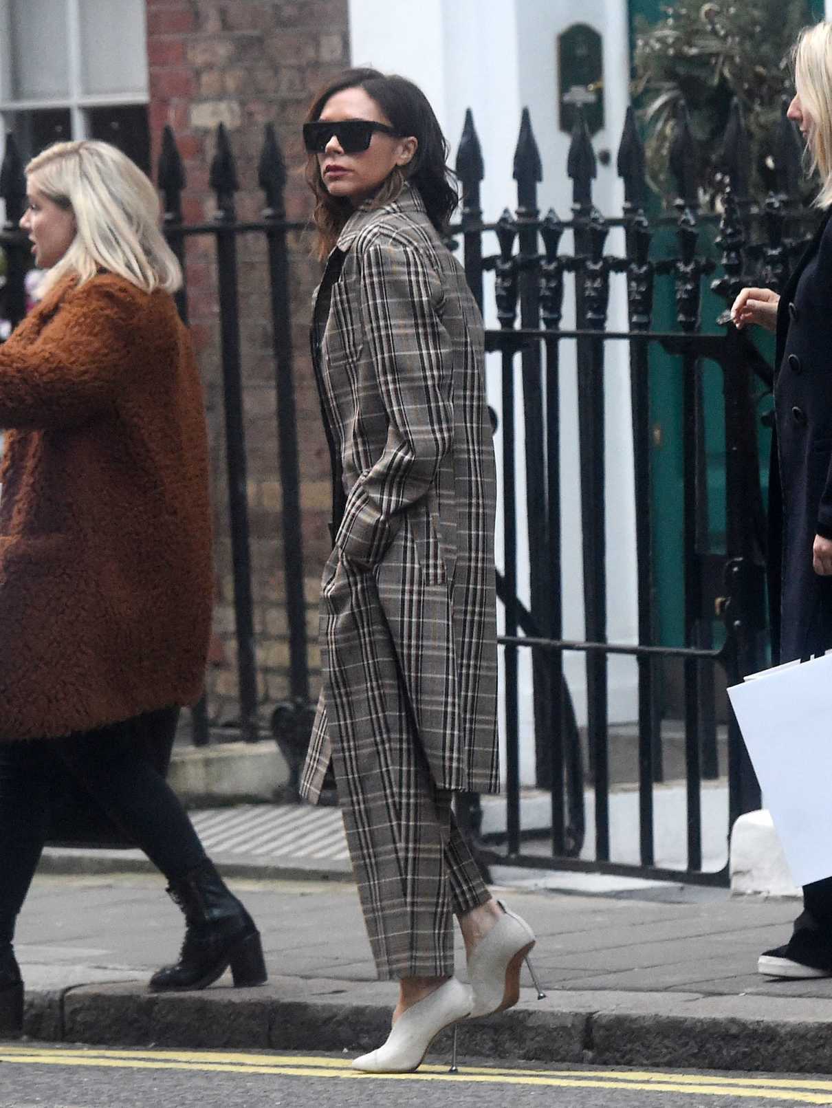 Victoria Beckham Goes Shopping Out in London 12/16/2016-4