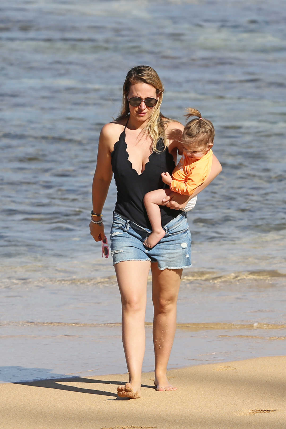 Haylie Duff Was Seen at the Beach in Hawaii 01/02/2017-3