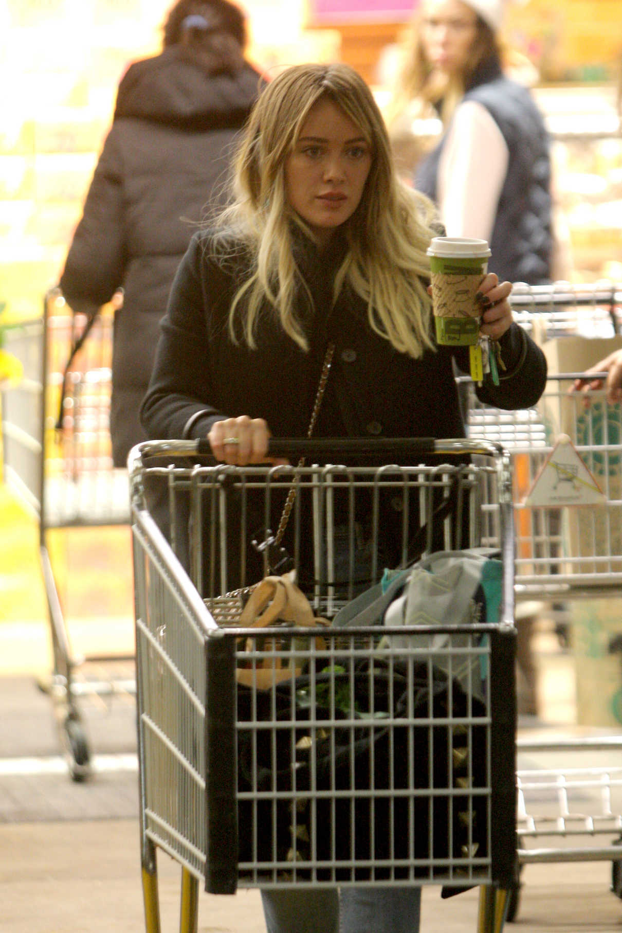 Hilary Duff Gets Her Grocery Shopping in Beverly Hills 01/22/2017-4