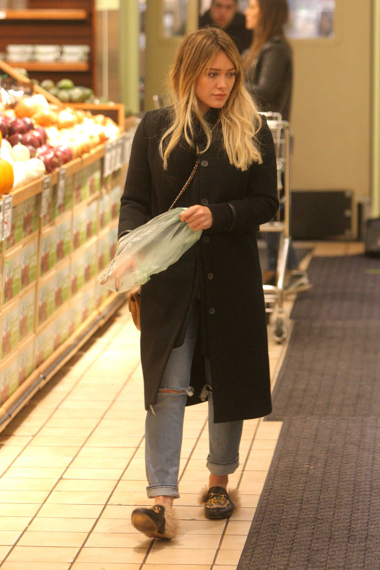 Hilary Duff Gets Her Grocery Shopping in Beverly Hills 01/22/2017-5